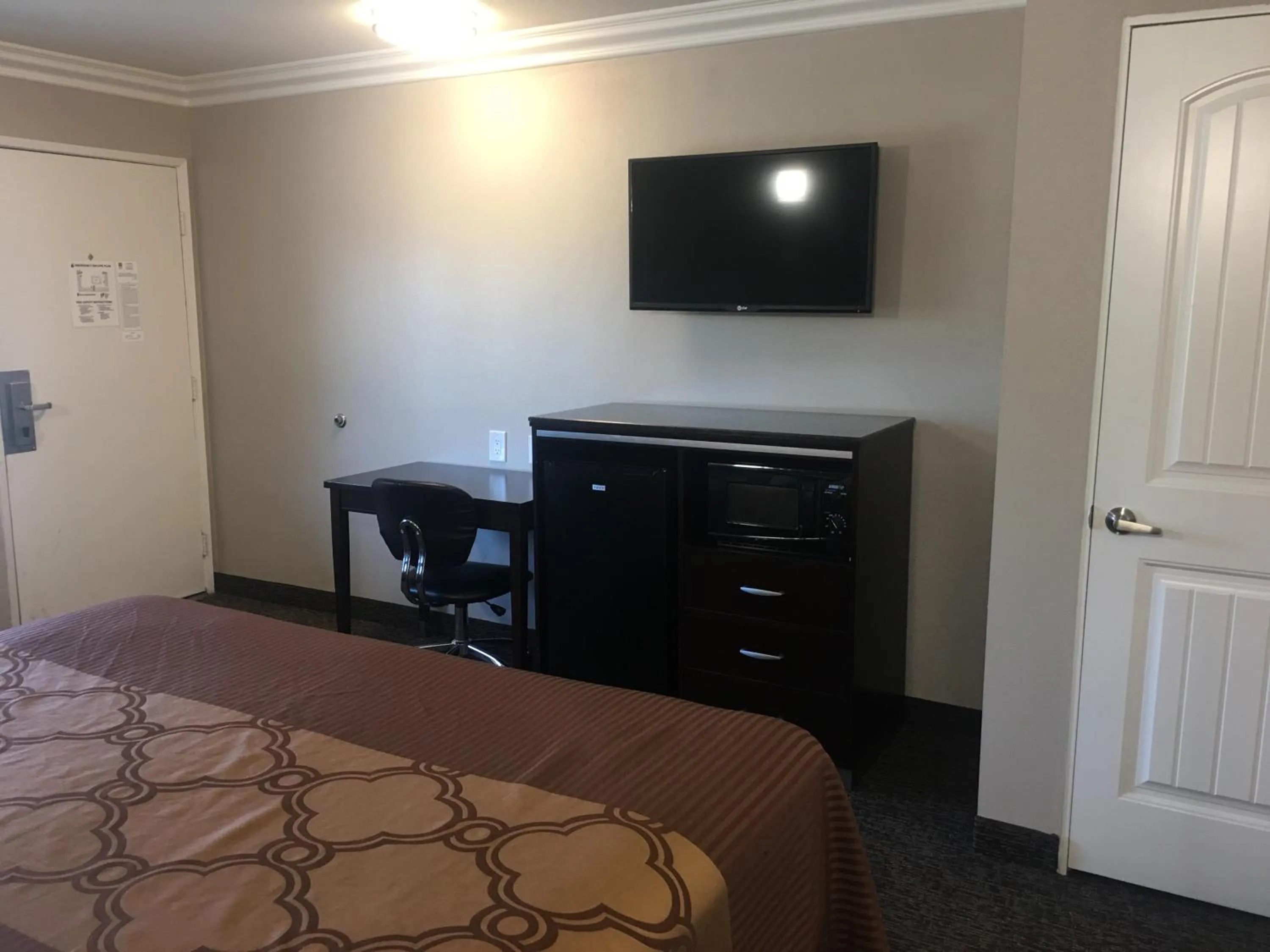 Bed in Hotel Seville - Ontario Airport/Chino