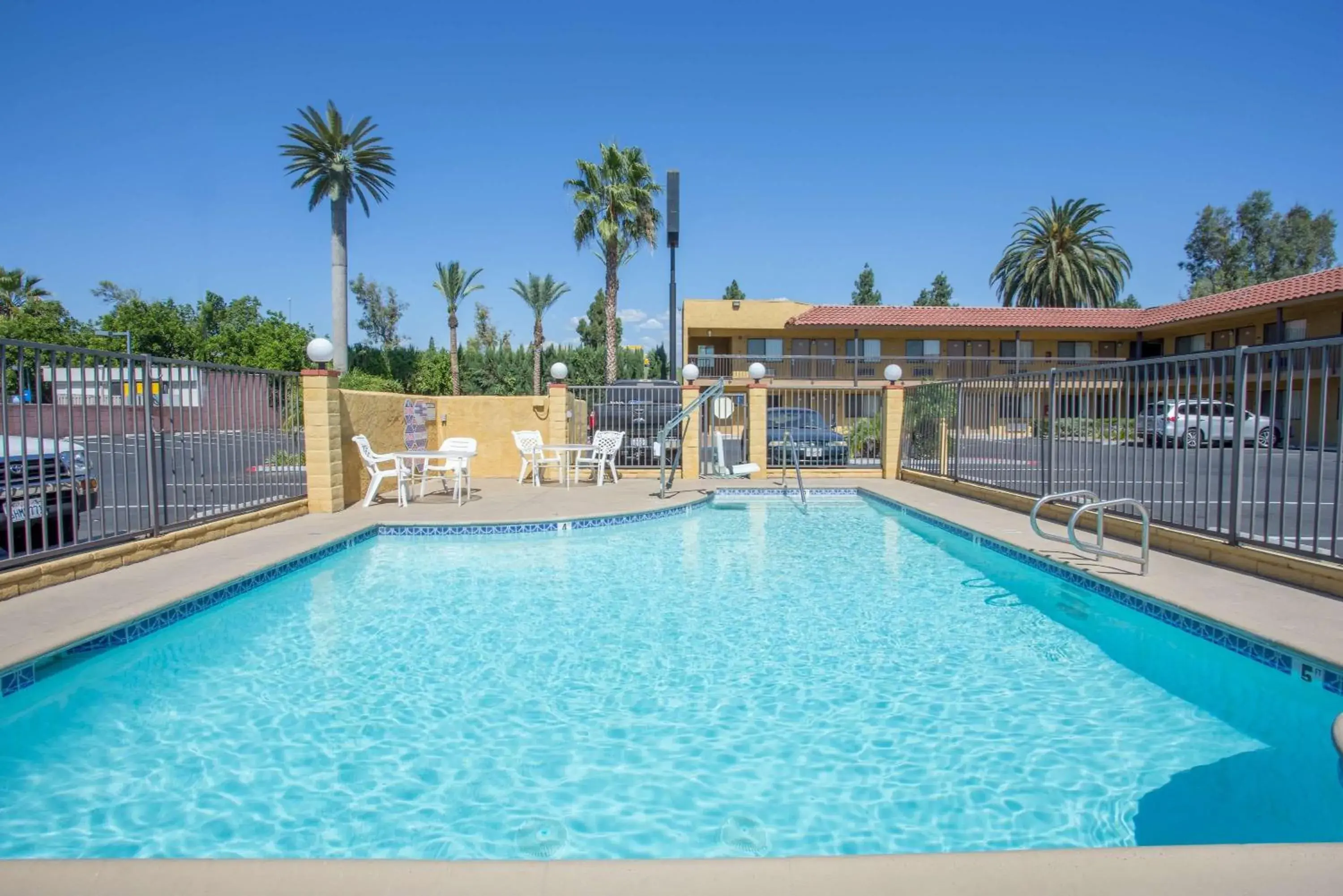 Pool view in Hotel Seville - Ontario Airport/Chino Pool view in Hotel Seville - Ontario Airport/Chino