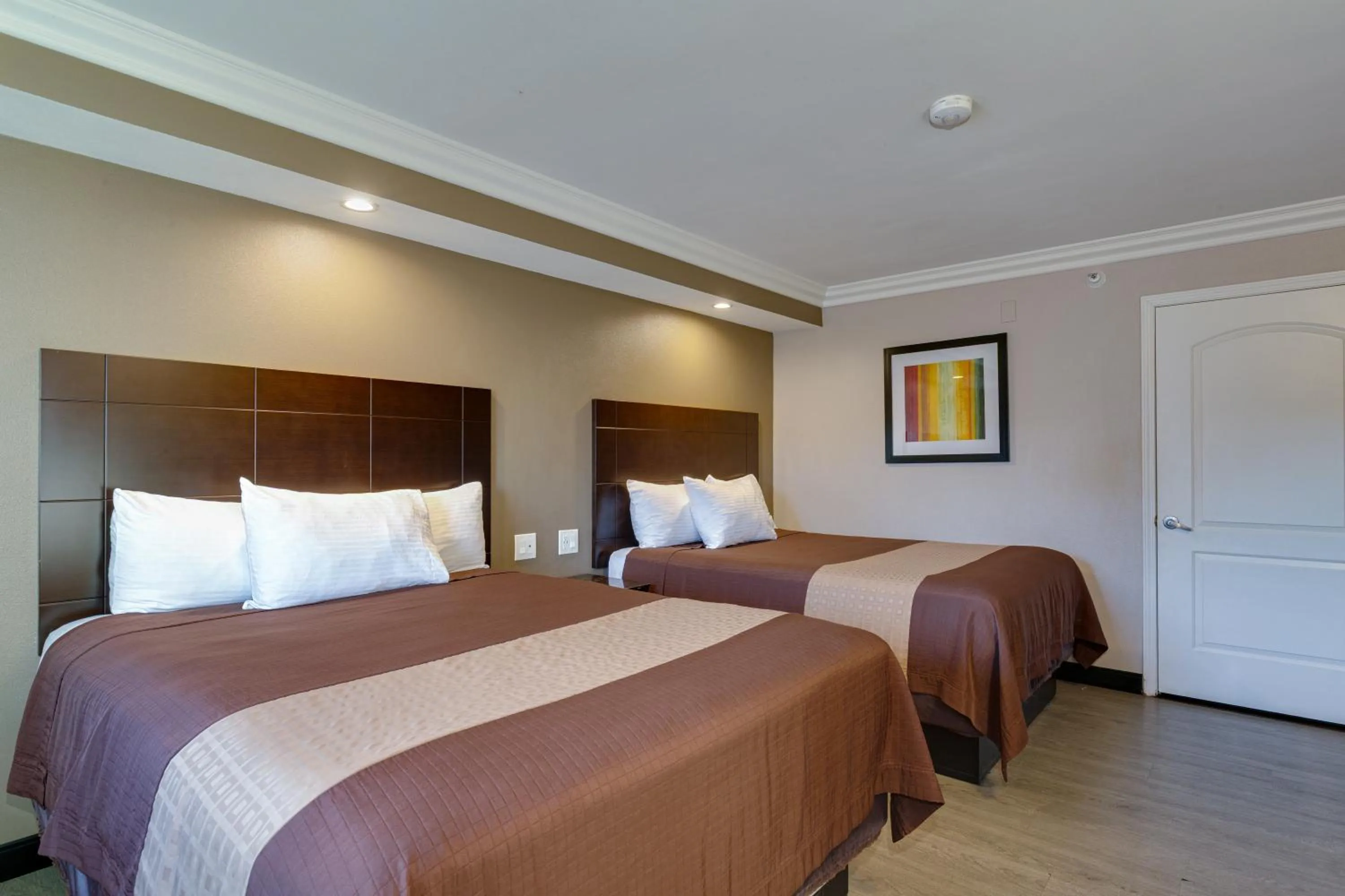 Bed in Hotel Seville - Ontario Airport/Chino