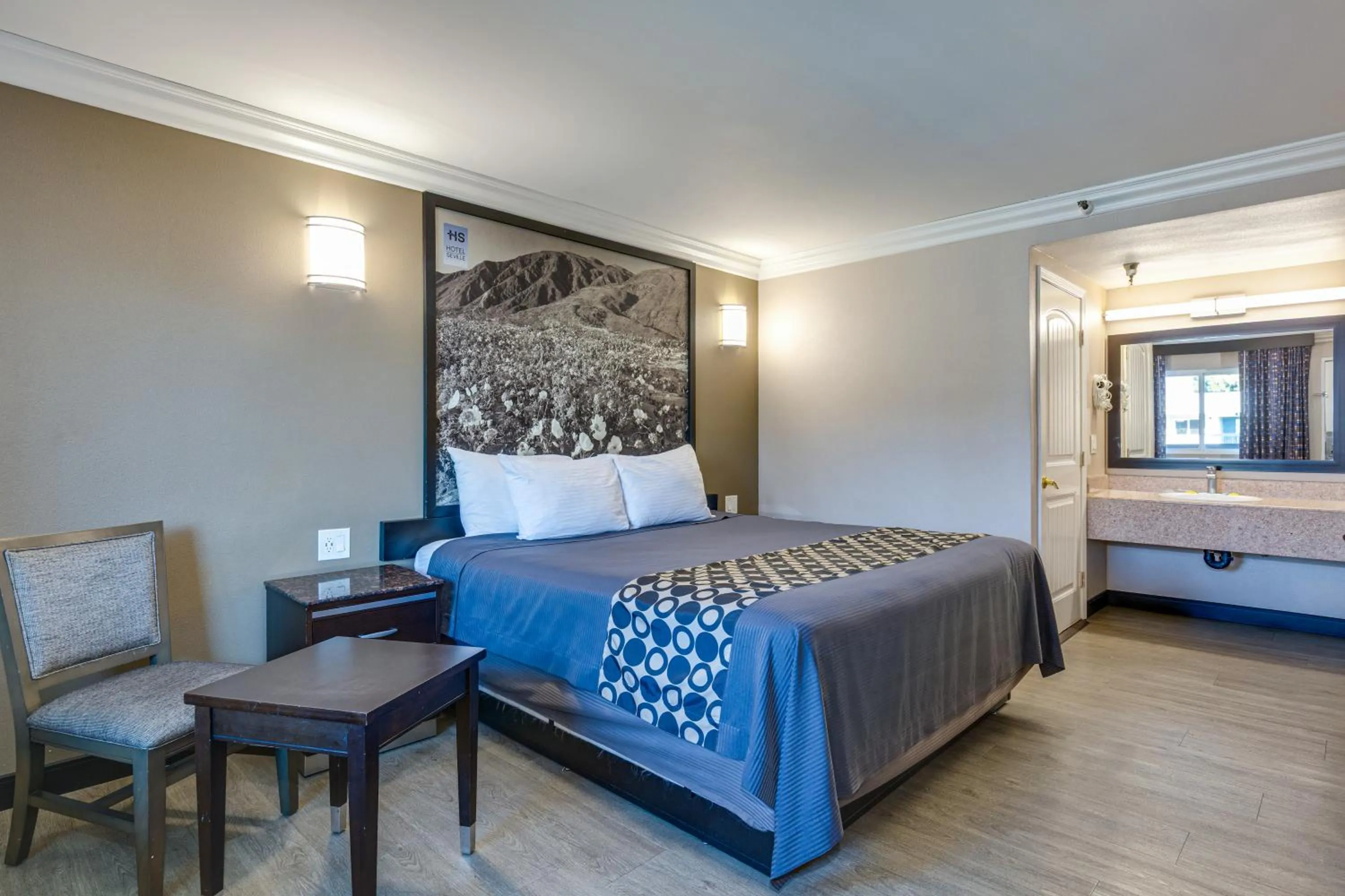 Photo of the whole room, Bed in Hotel Seville - Ontario Airport/Chino