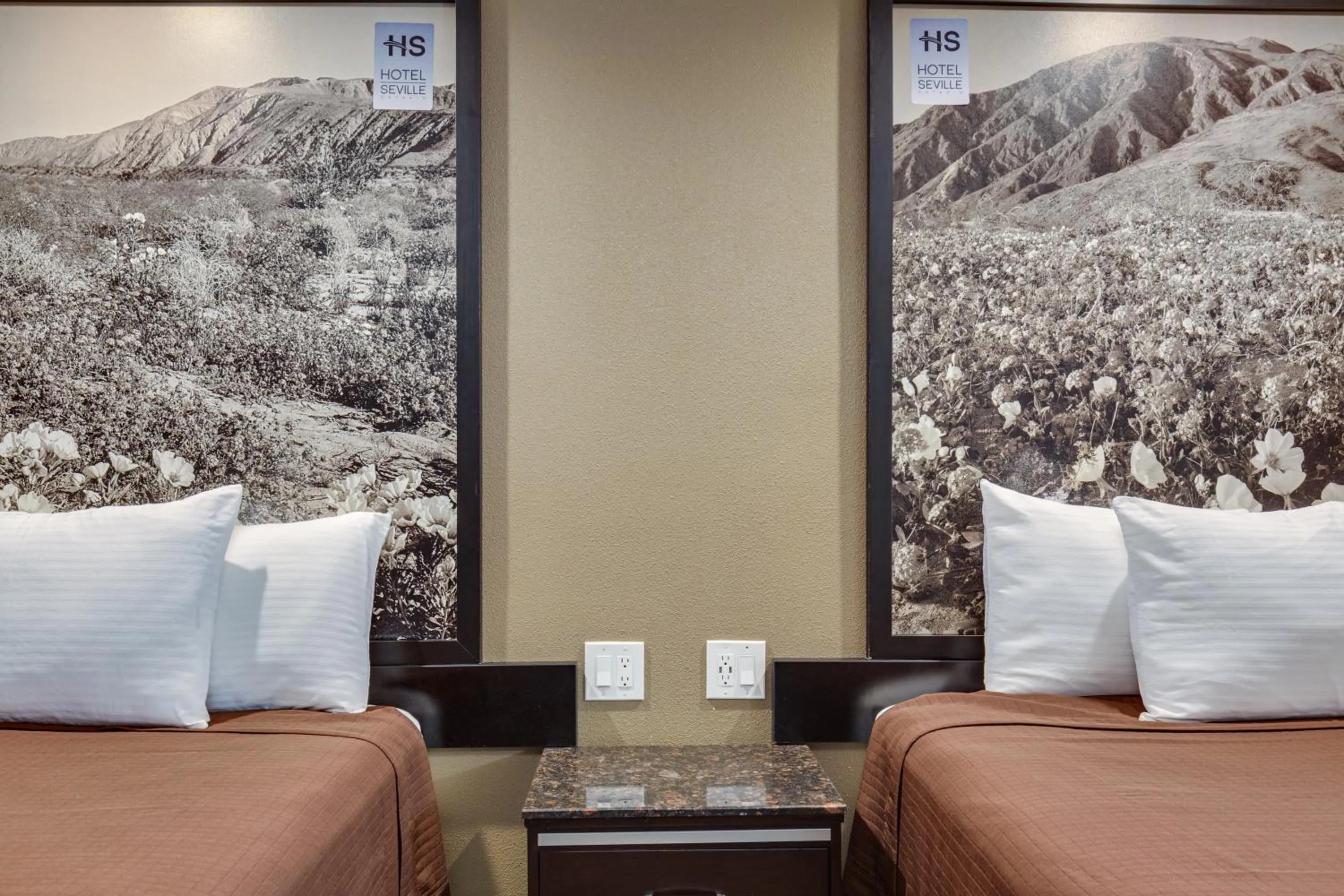 Bed in Hotel Seville - Ontario Airport/Chino