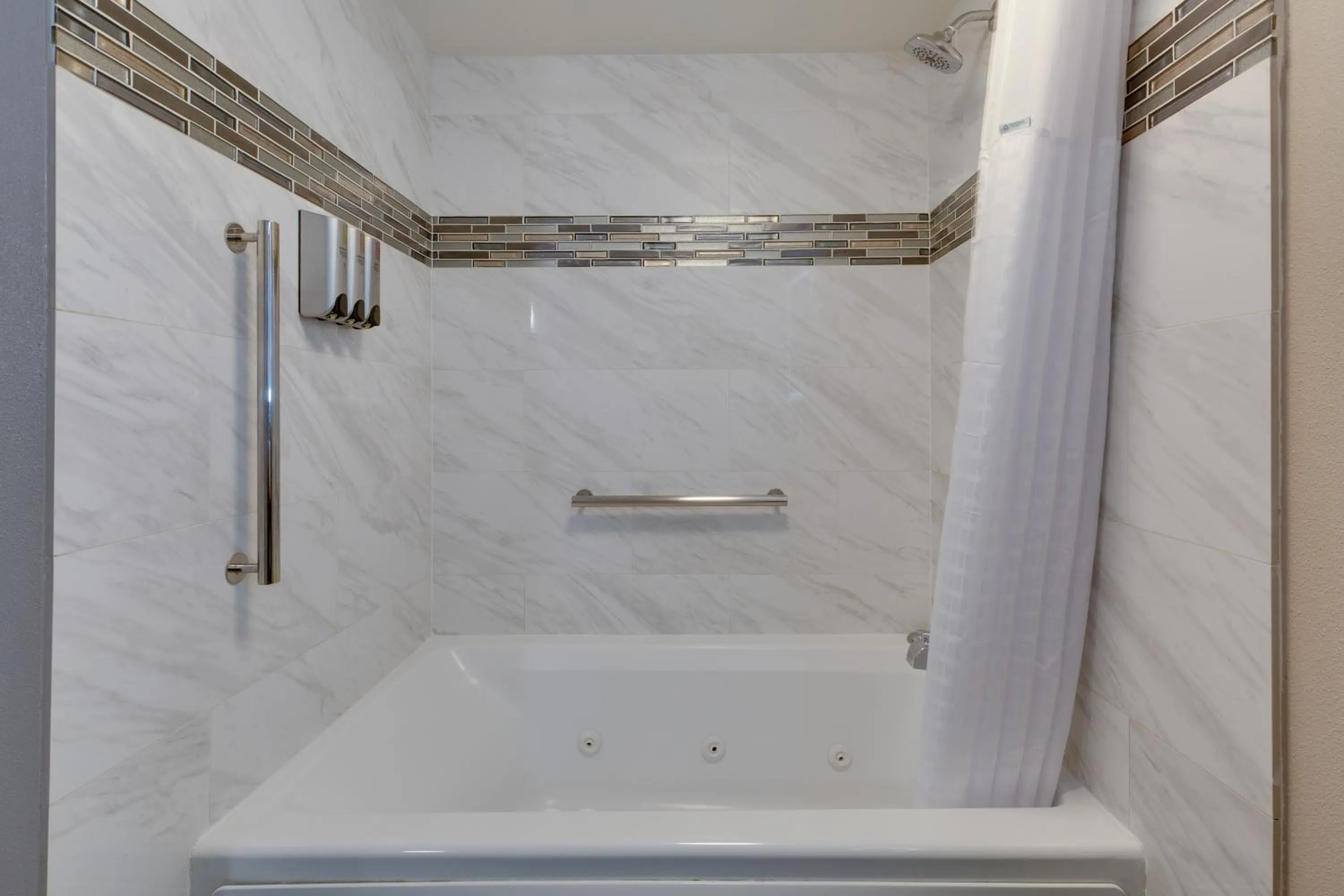 Bath in Hotel Seville - Ontario Airport/Chino