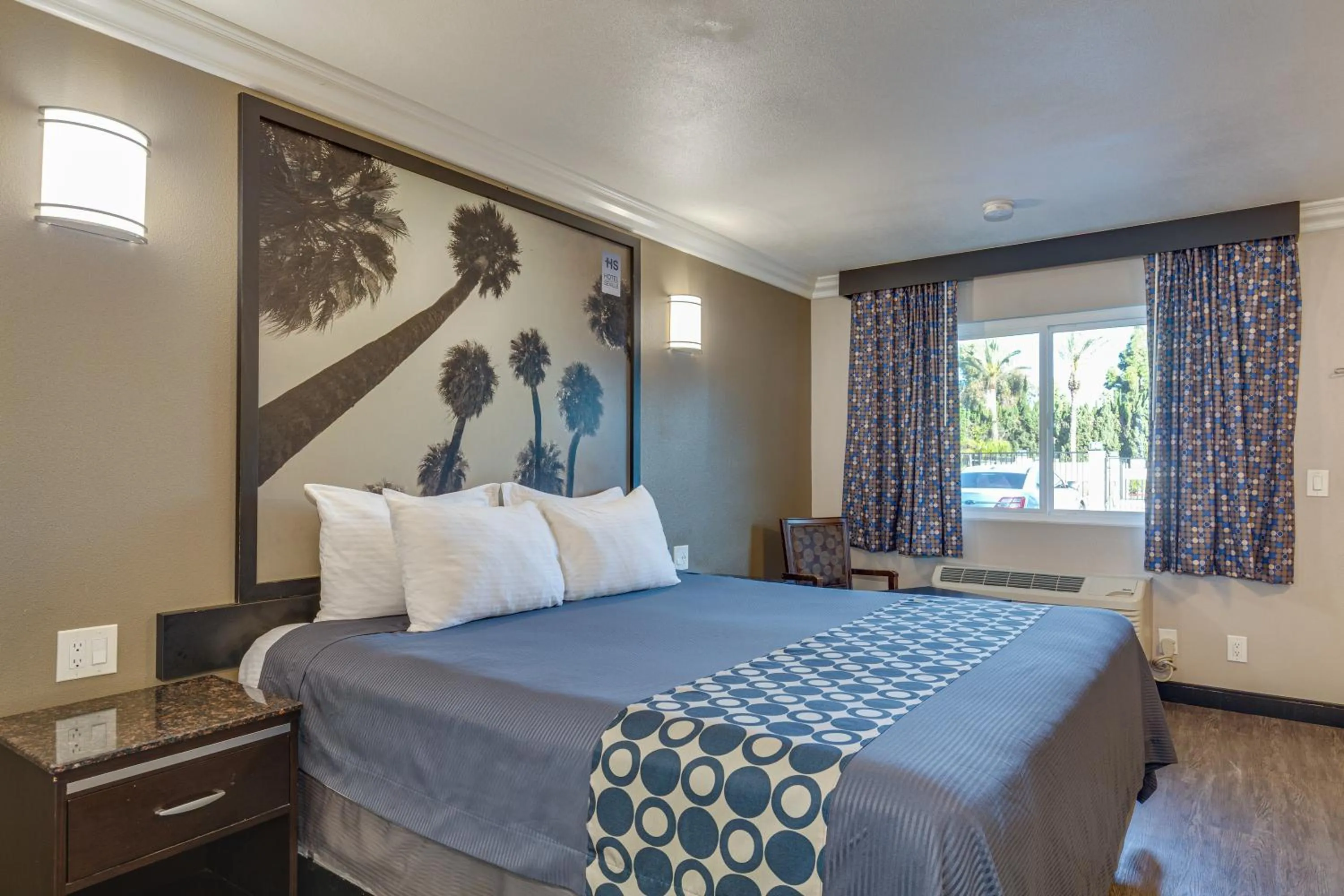 Bed in Hotel Seville - Ontario Airport/Chino