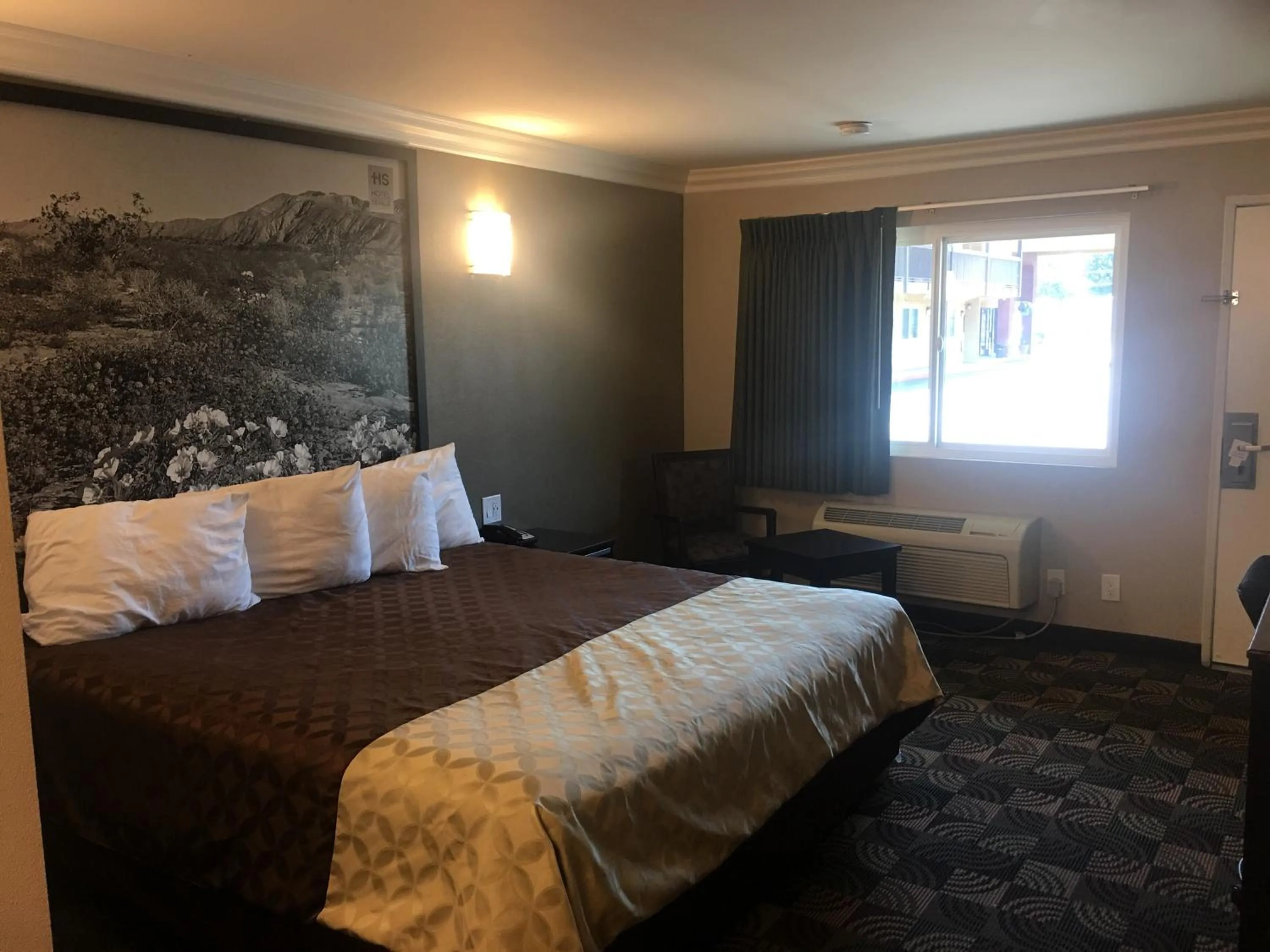 Bed in Hotel Seville - Ontario Airport/Chino