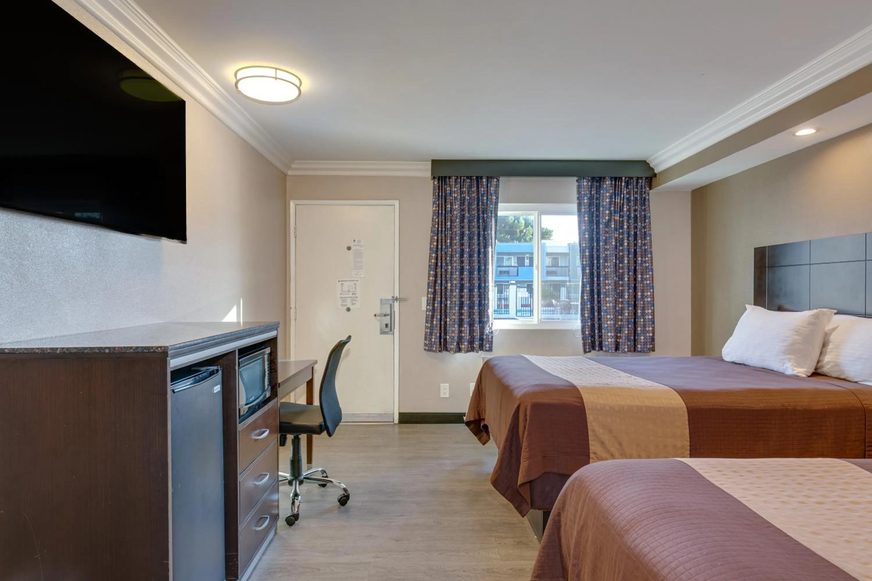 Photo of the whole room, Bed in Hotel Seville - Ontario Airport/Chino