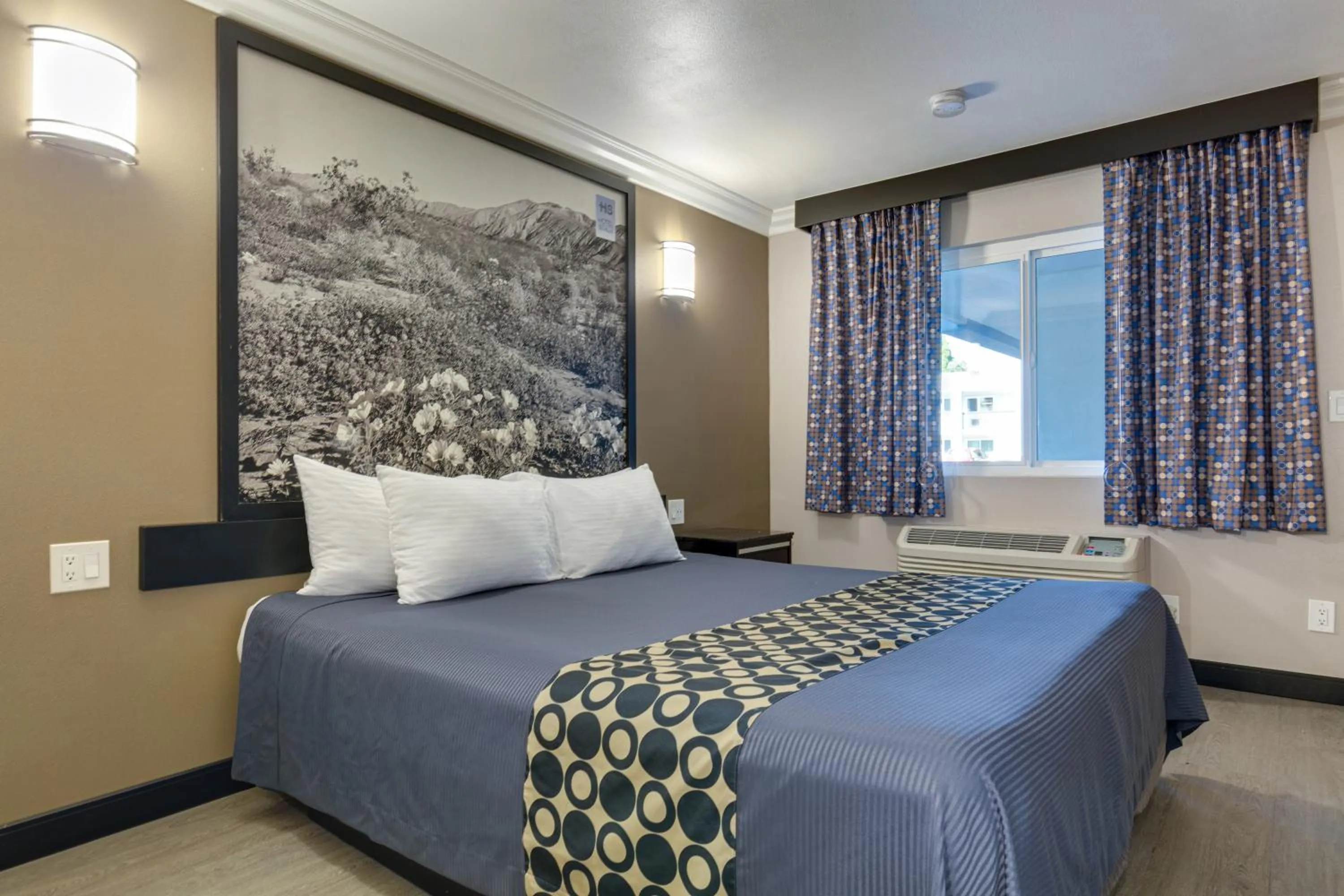 Bed in Hotel Seville - Ontario Airport/Chino