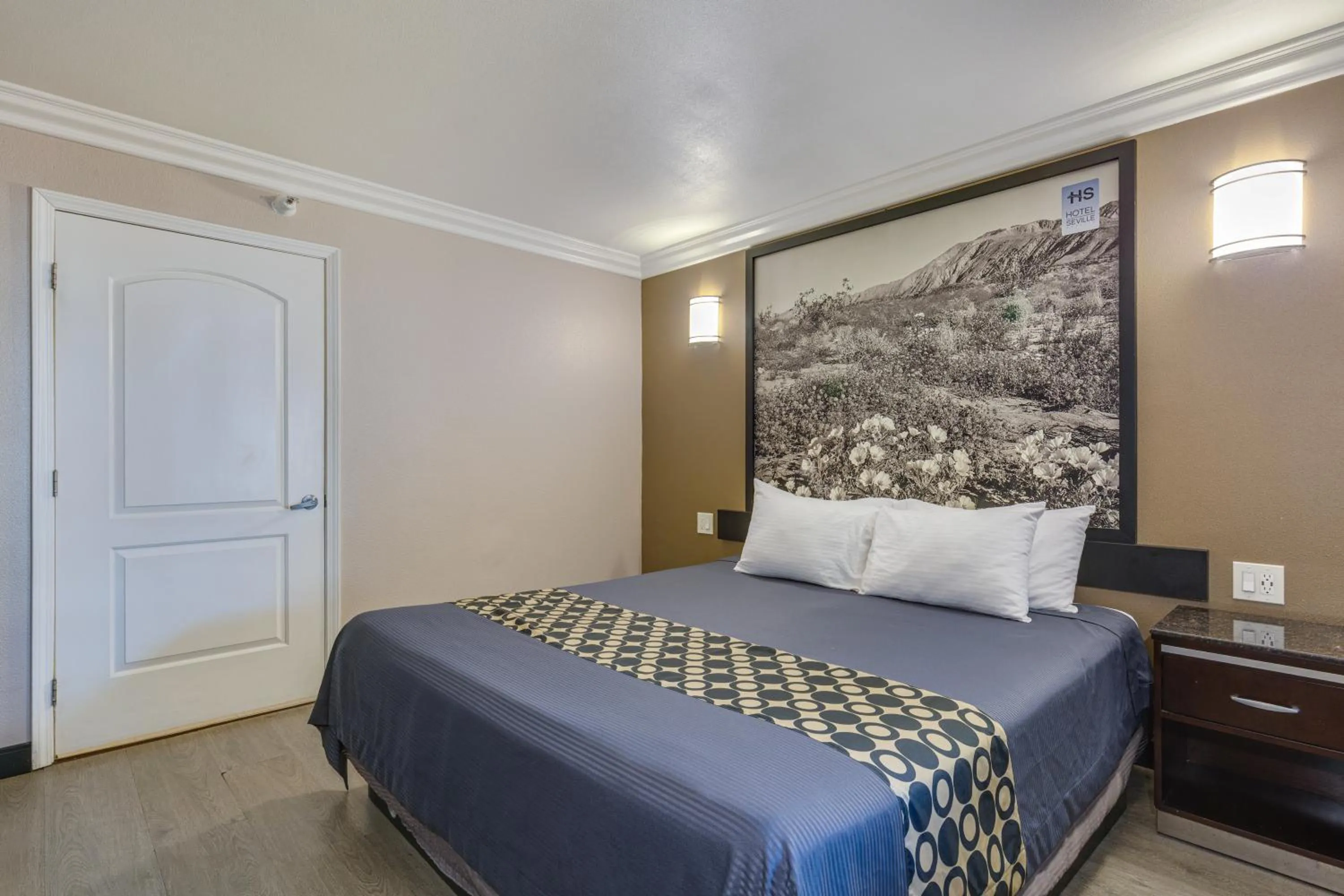 Bed in Hotel Seville - Ontario Airport/Chino