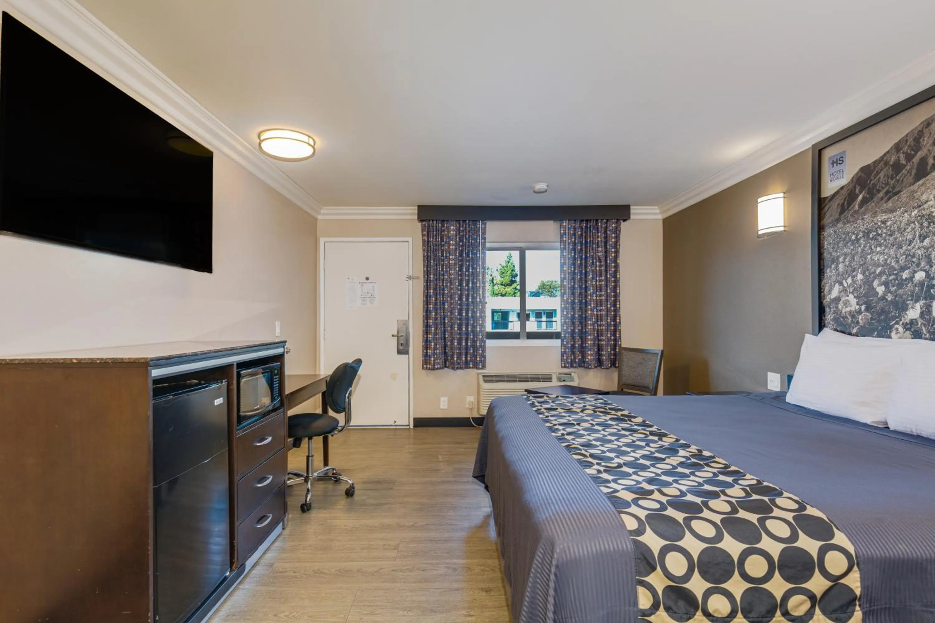 Photo of the whole room, Bed in Hotel Seville - Ontario Airport/Chino