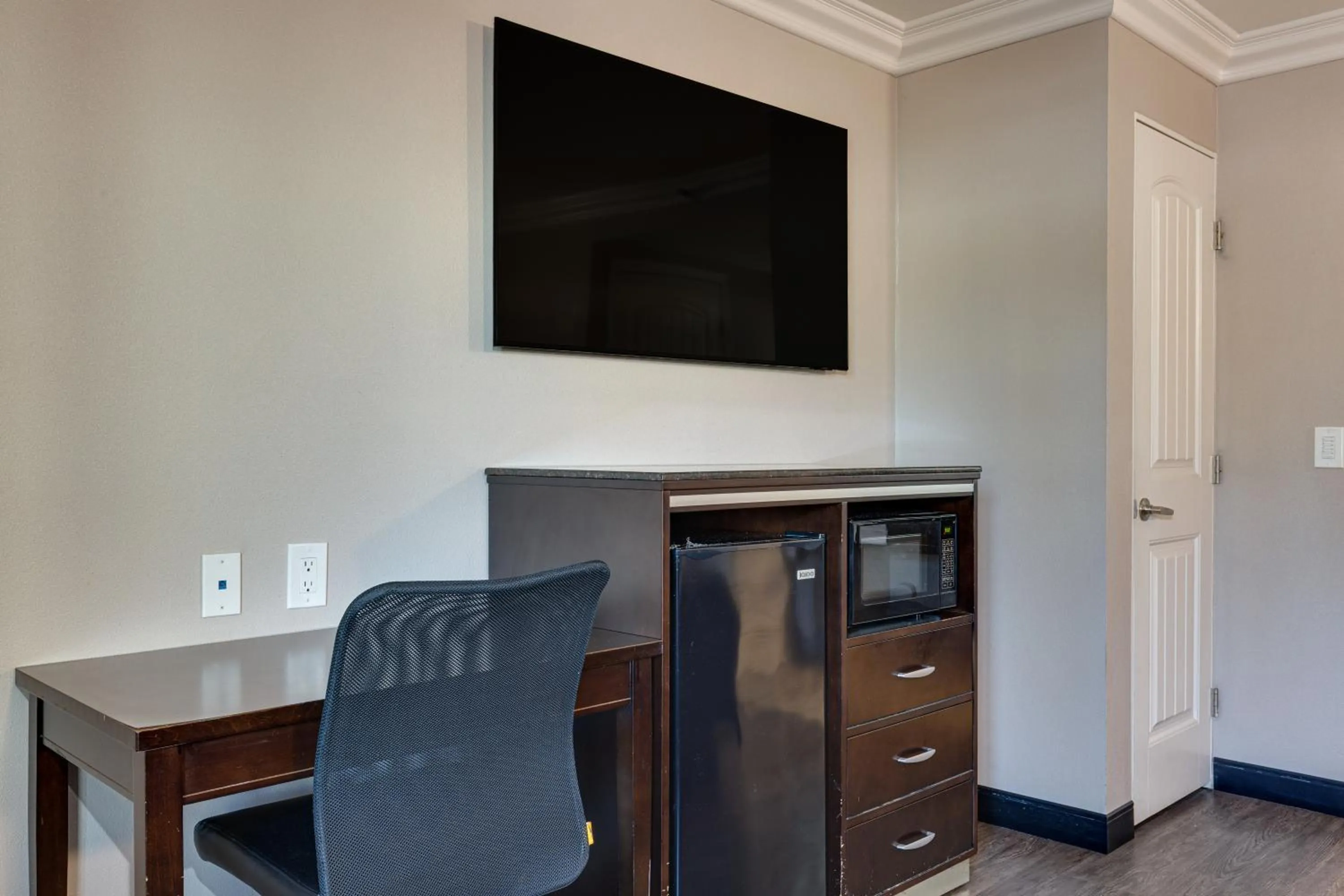 Bedroom in Hotel Seville - Ontario Airport/Chino