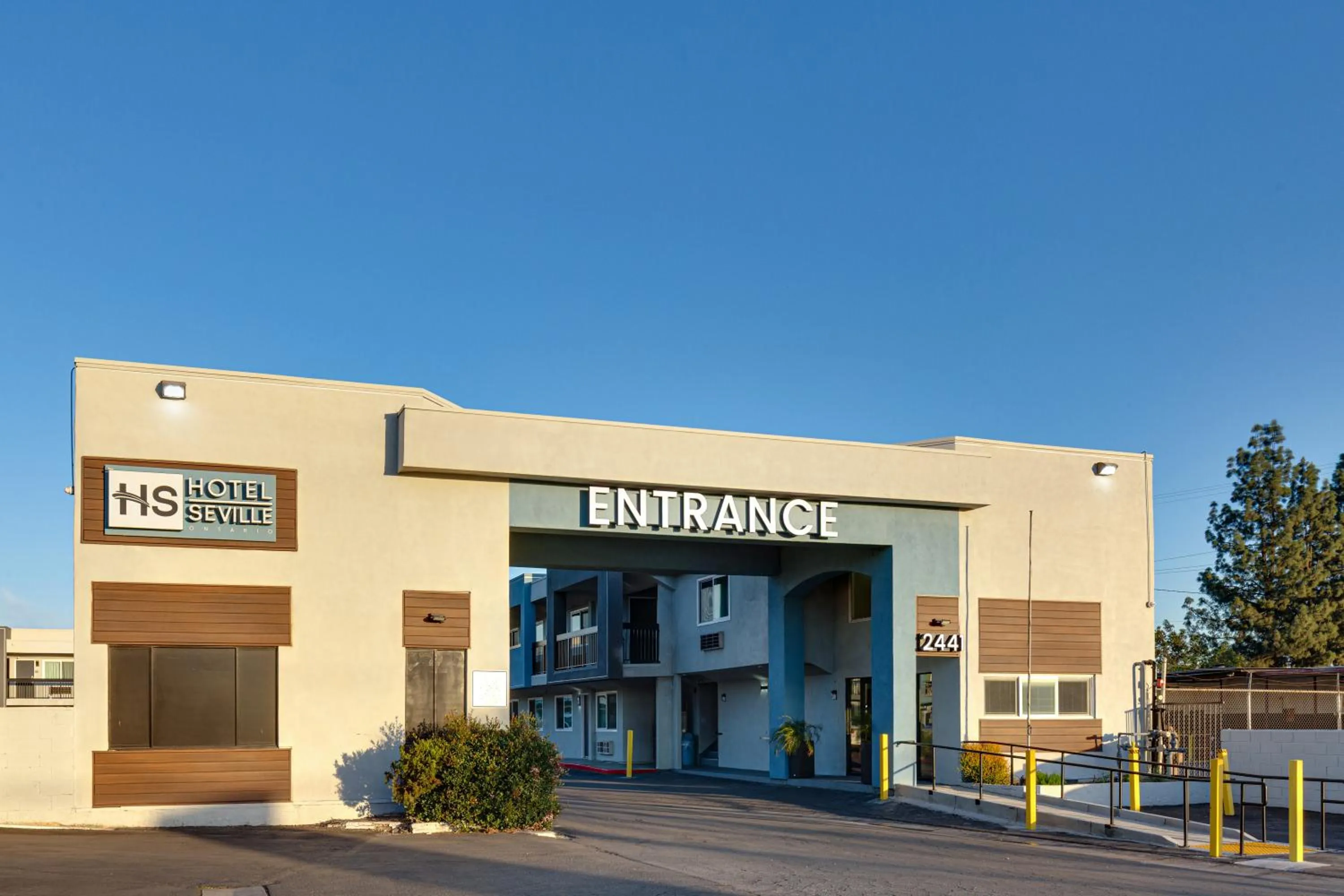 Property building in Hotel Seville - Ontario Airport/Chino