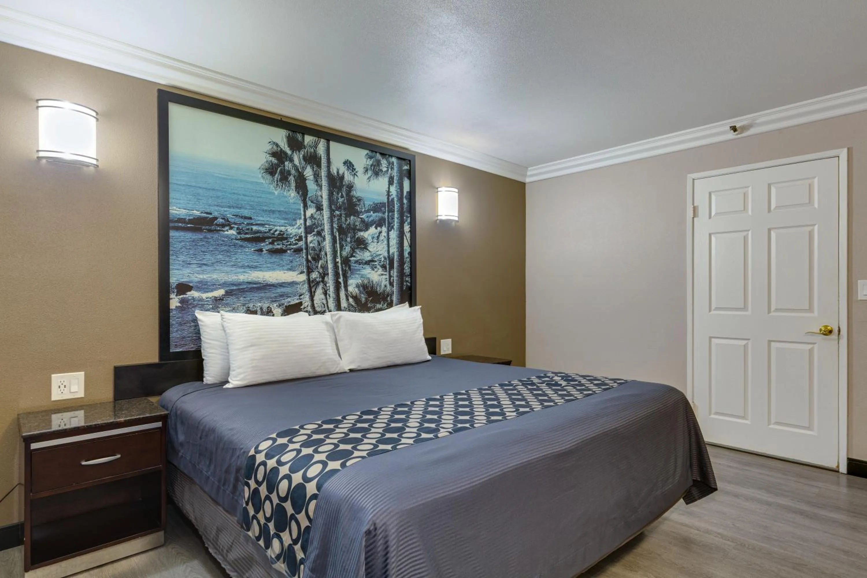 Photo of the whole room, Bed in Hotel Seville - Ontario Airport/Chino