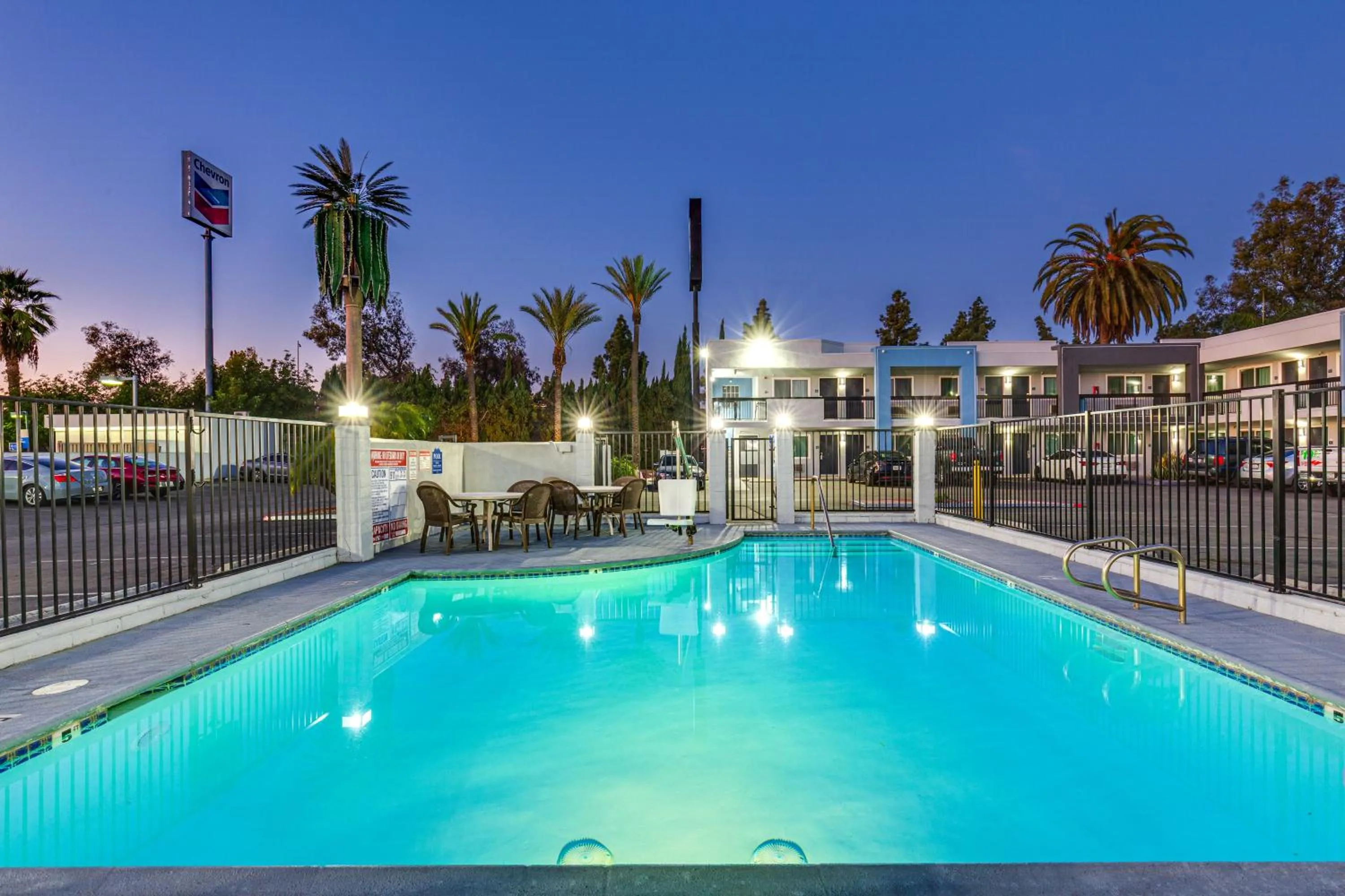 Swimming pool in Hotel Seville - Ontario Airport/Chino