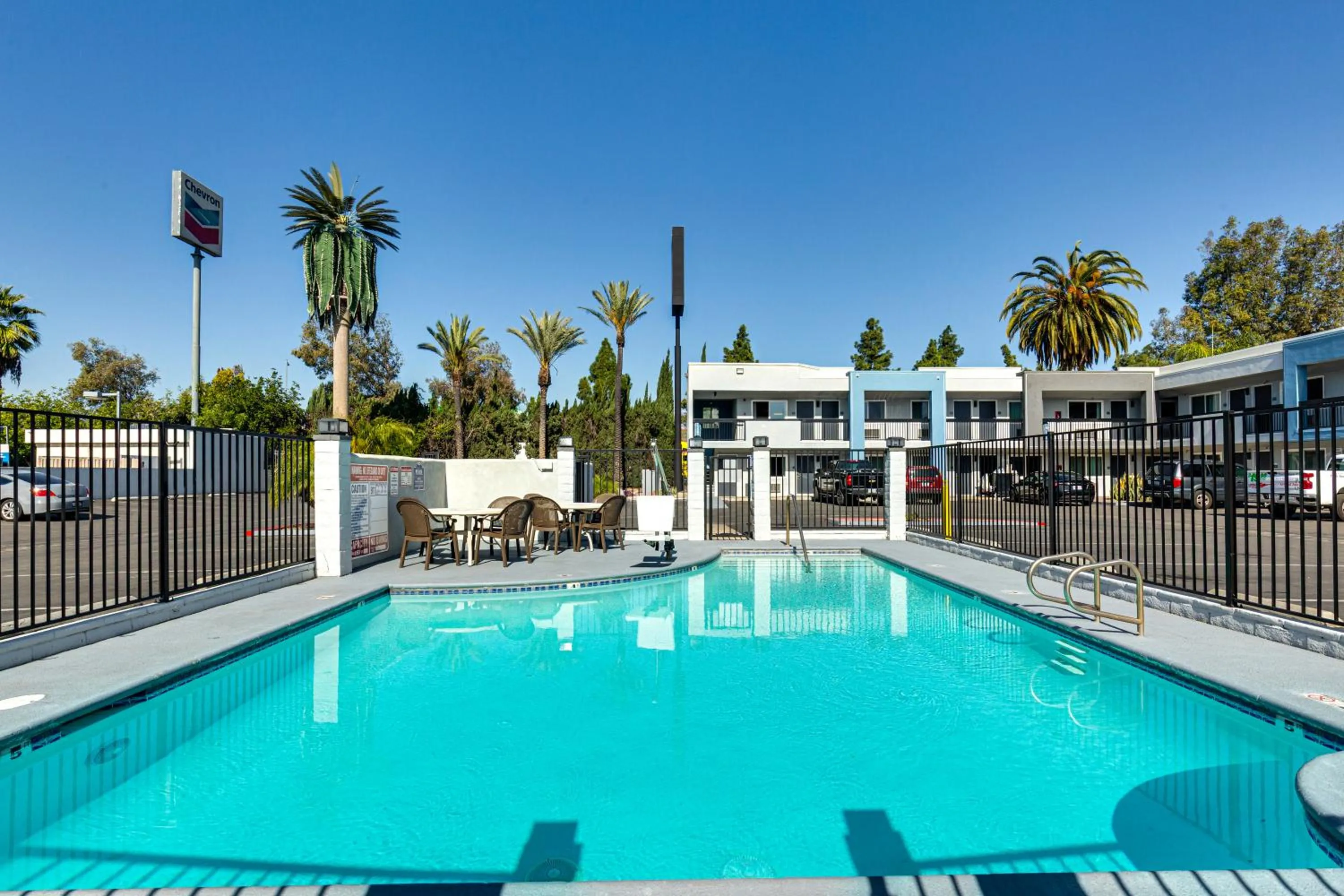 Swimming pool in Hotel Seville - Ontario Airport/Chino