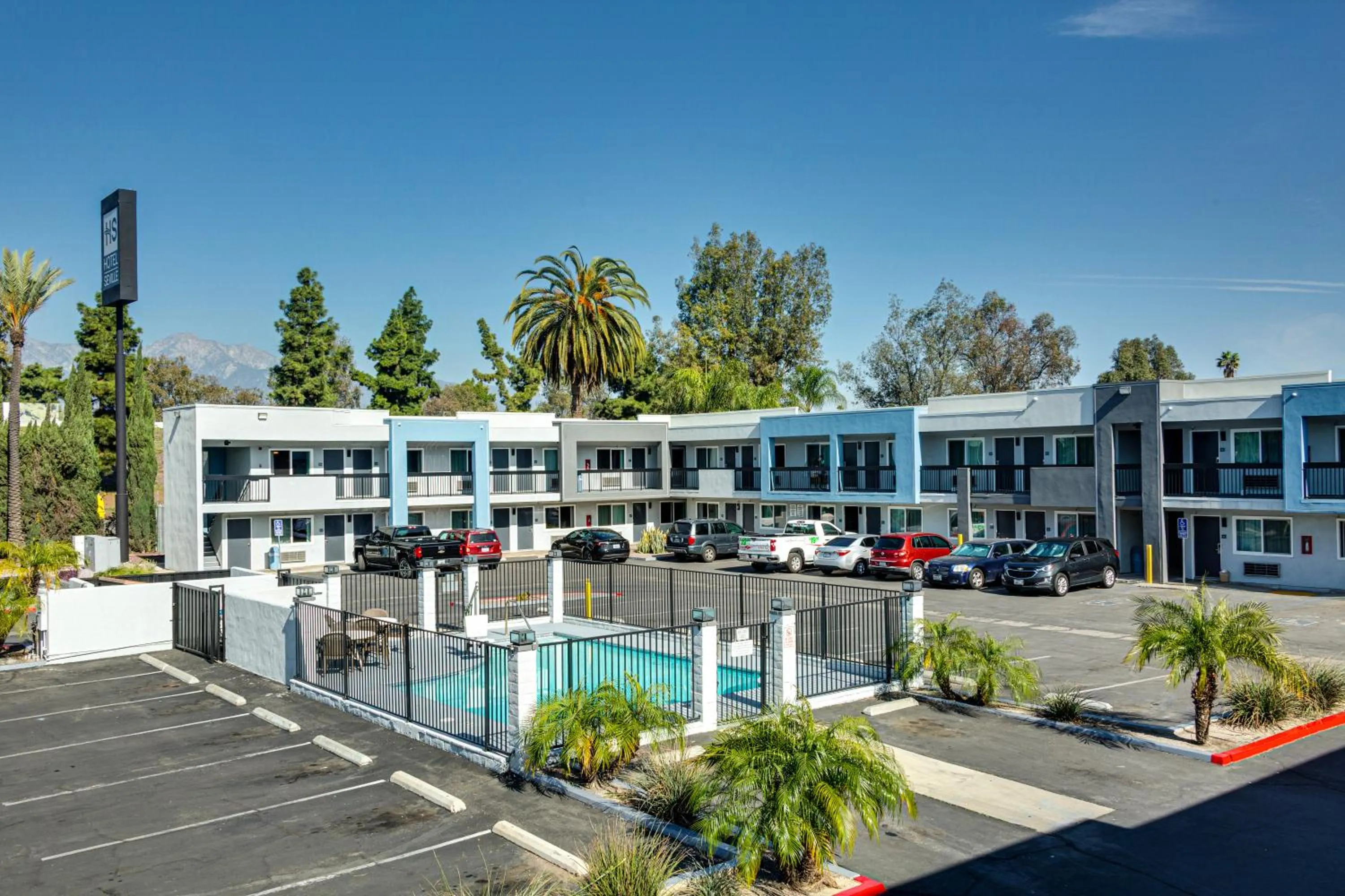 Swimming pool in Hotel Seville - Ontario Airport/Chino