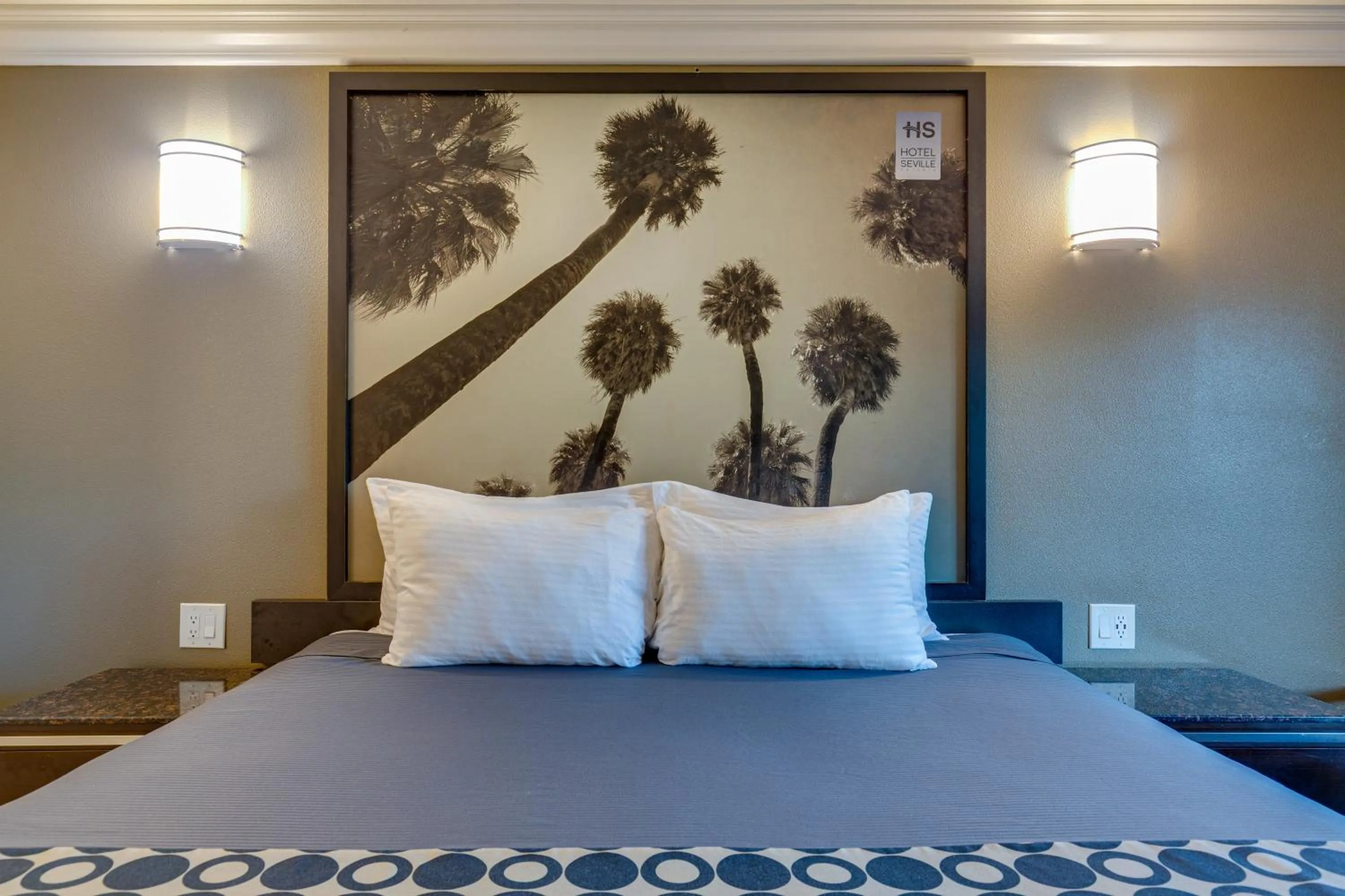 Bed in Hotel Seville - Ontario Airport/Chino