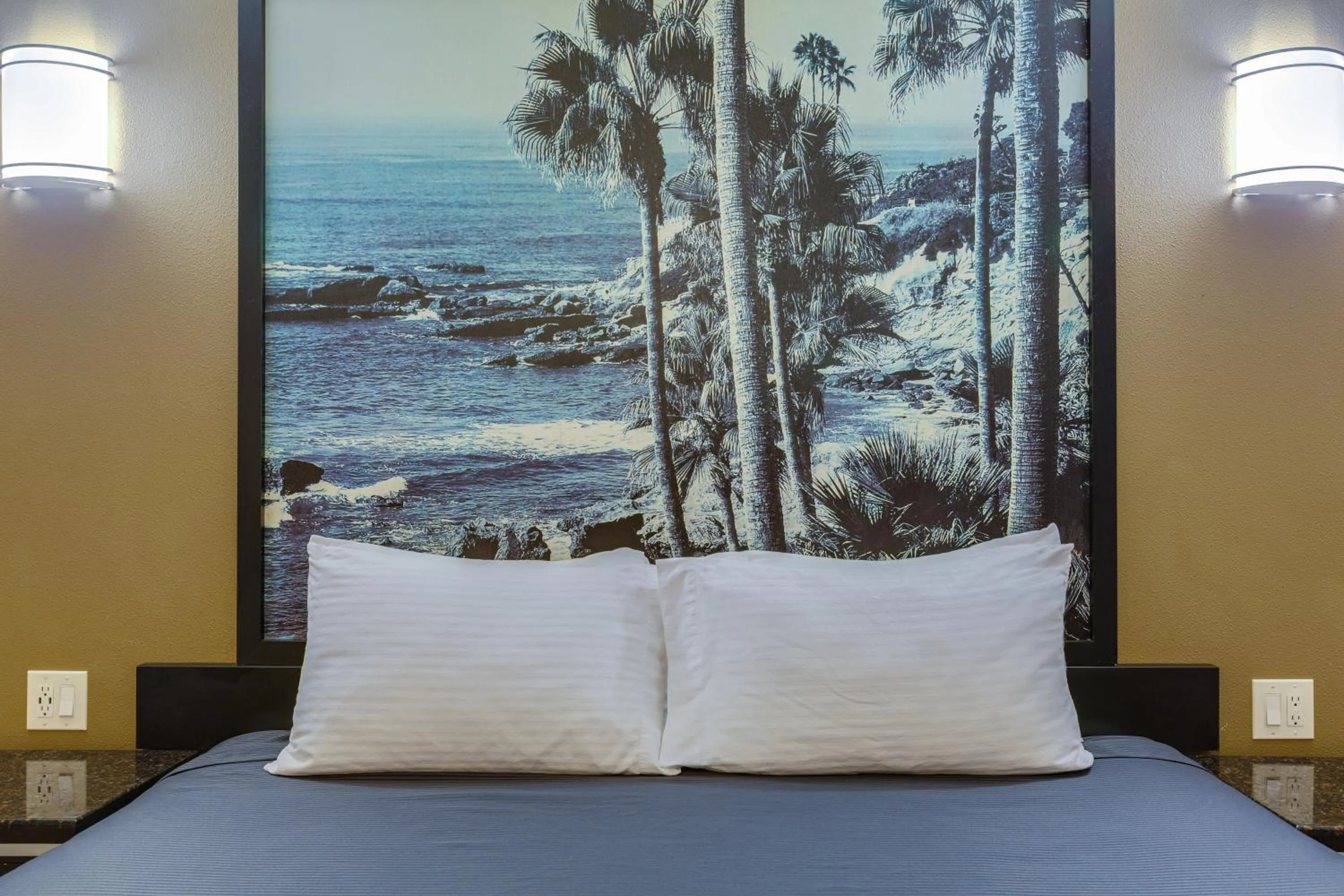 Bed in Hotel Seville - Ontario Airport/Chino