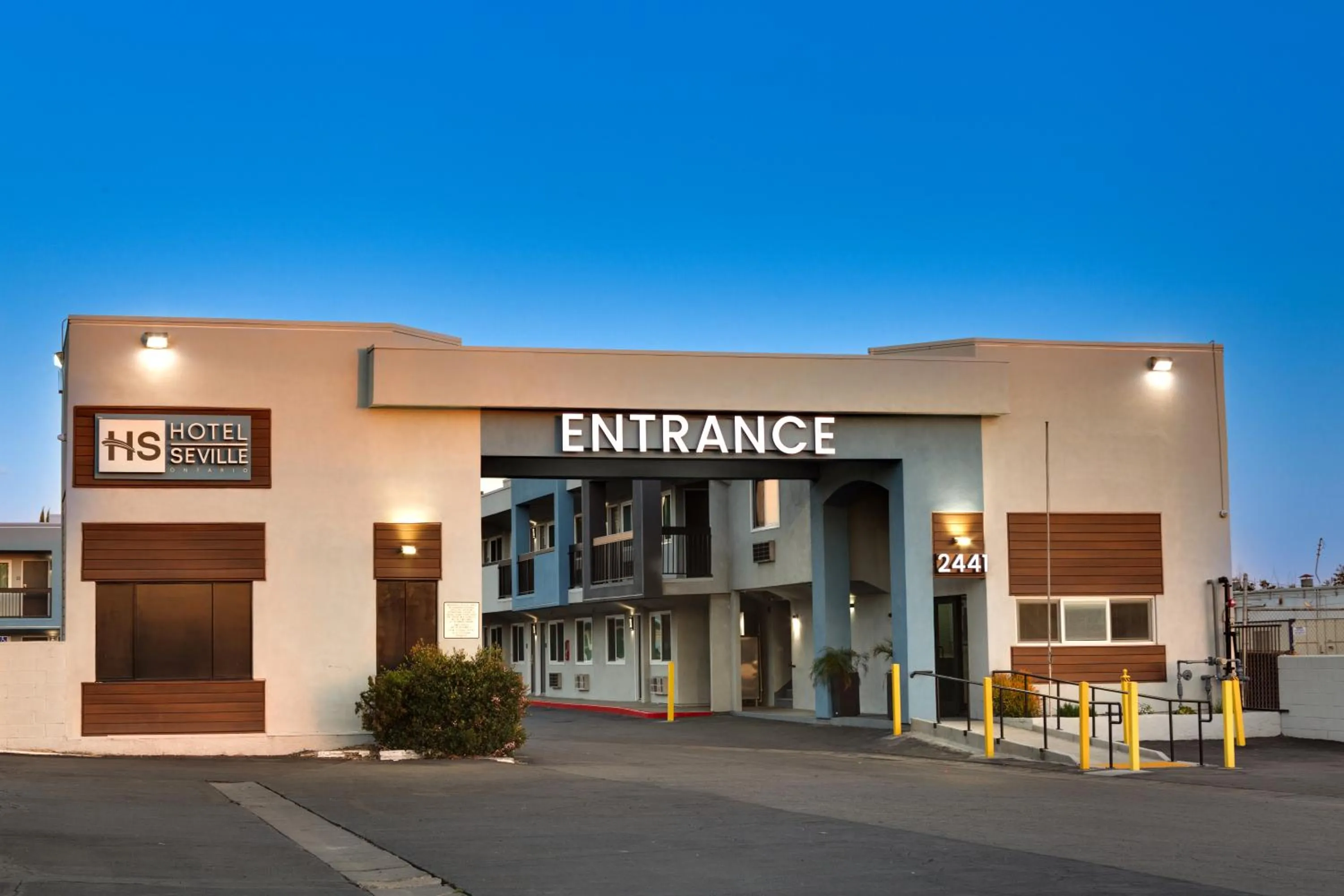 Property building in Hotel Seville - Ontario Airport/Chino