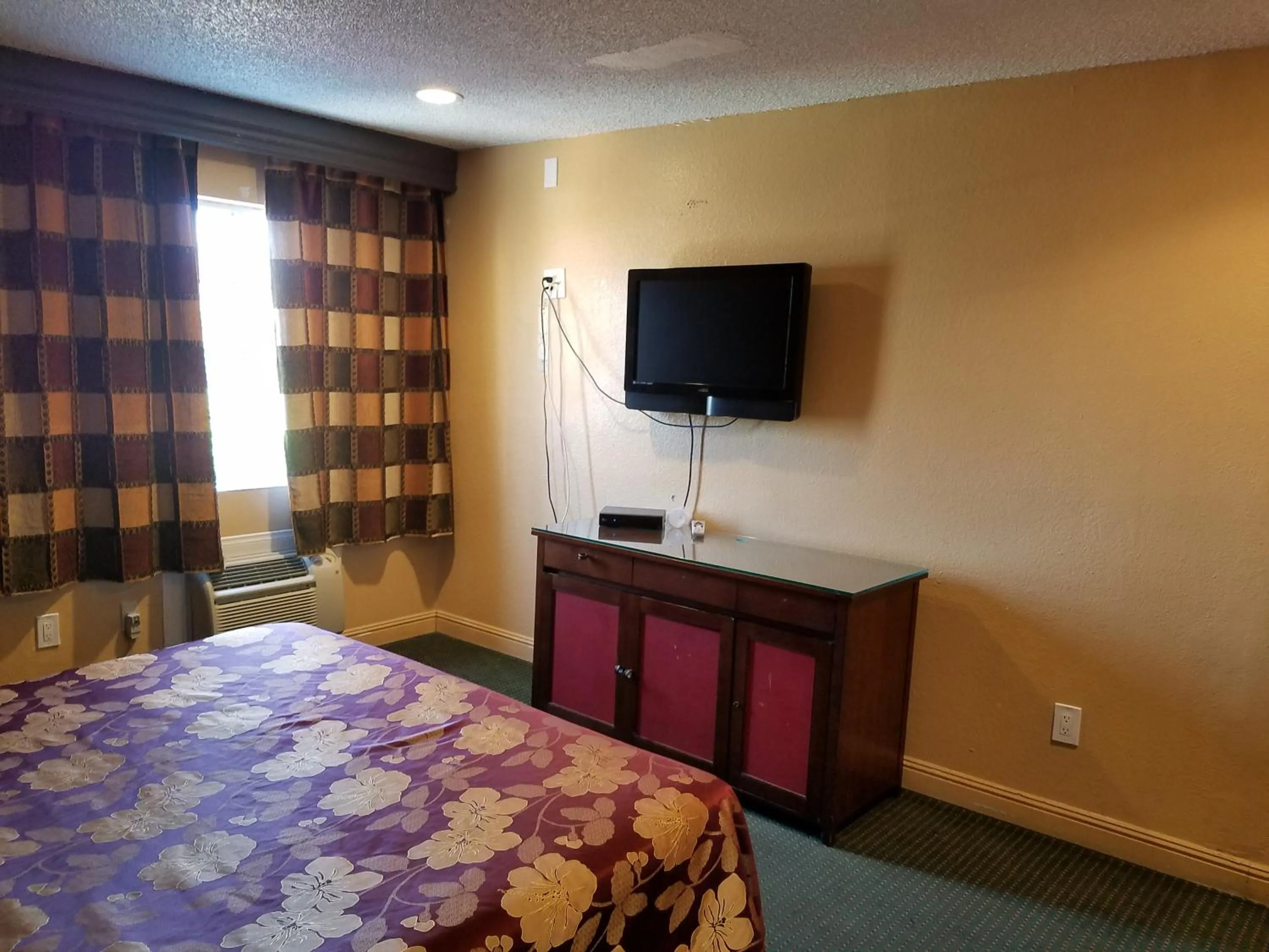 TV and multimedia in Central Inn Motel
