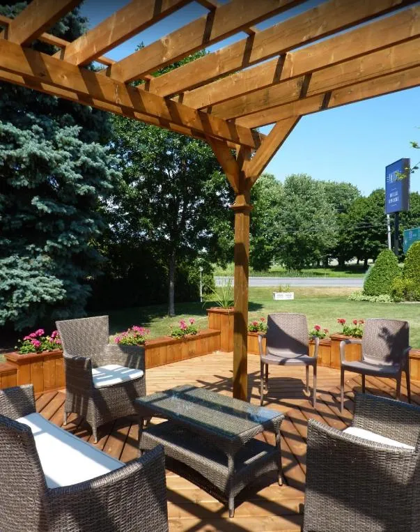 Patio in Motel Belle Riviere