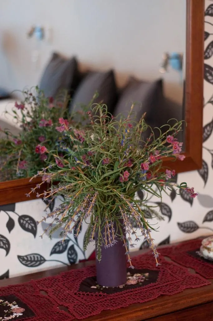 Decorative detail, Bed in Broadway Motel & Miro Court Villas
