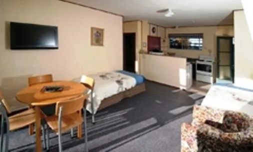 Photo of the whole room in Broadway Motel & Miro Court Villas