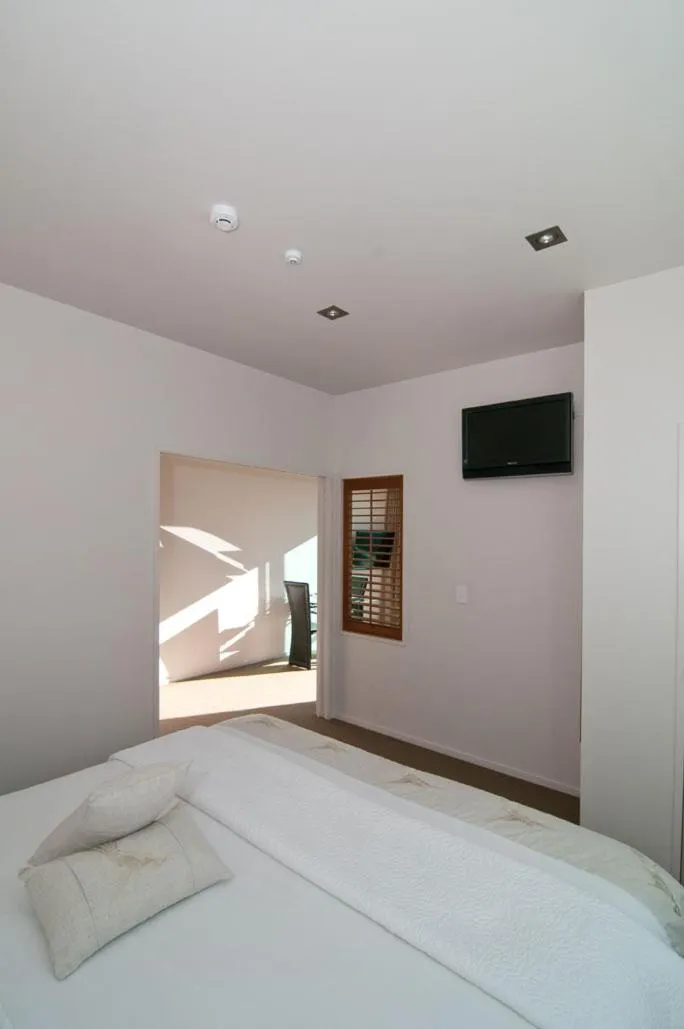 Decorative detail, Bed in Broadway Motel & Miro Court Villas