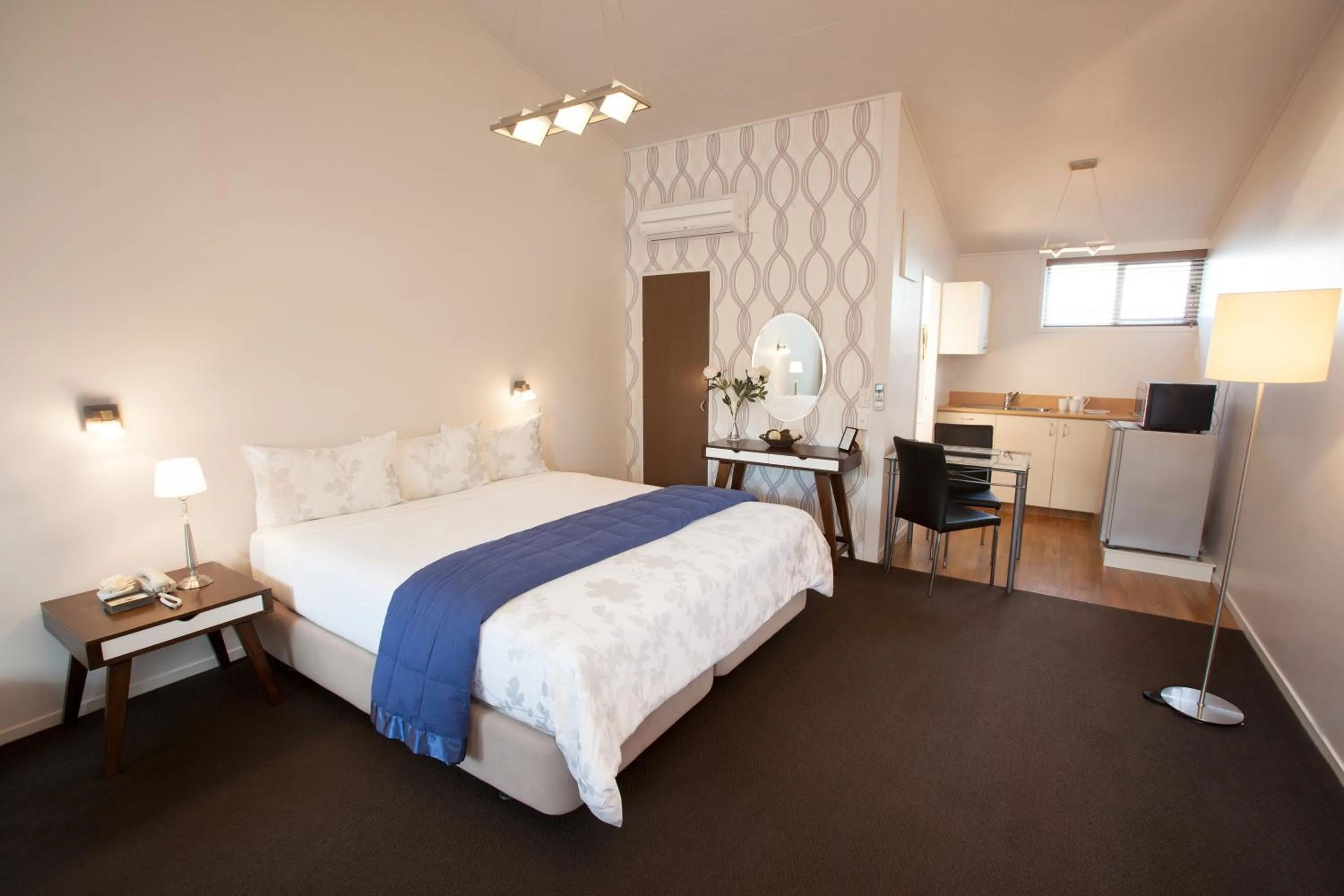 Day, Bed in Broadway Motel & Miro Court Villas