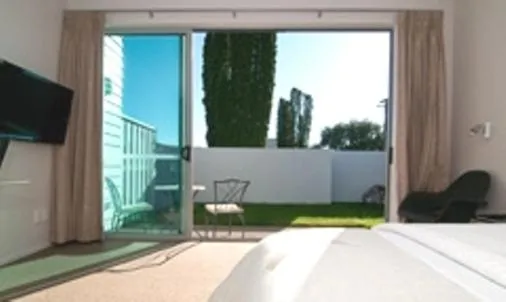 Patio, Bed in Broadway Motel & Miro Court Villas