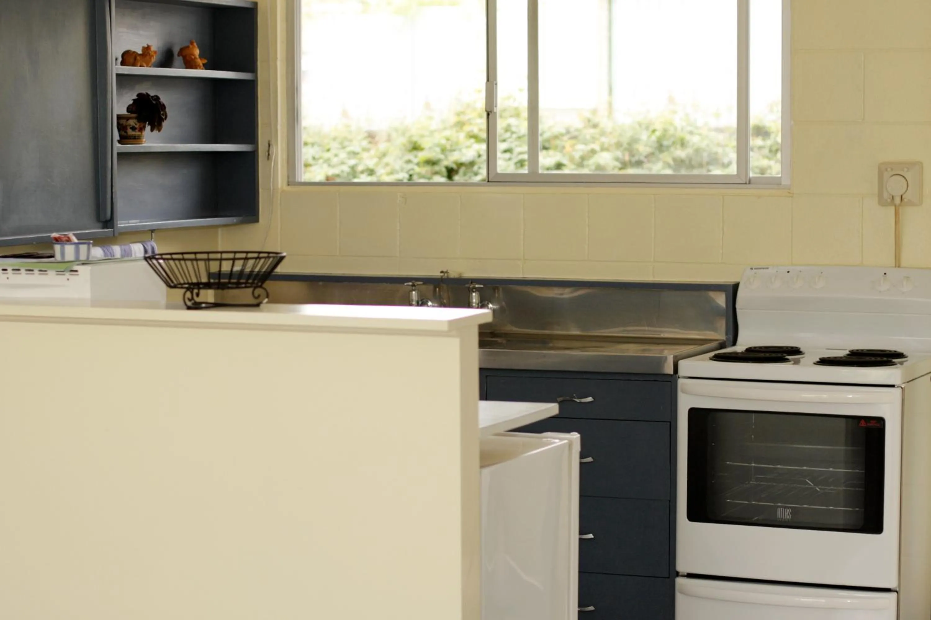 Kitchen or kitchenette in Broadway Motel & Miro Court Villas