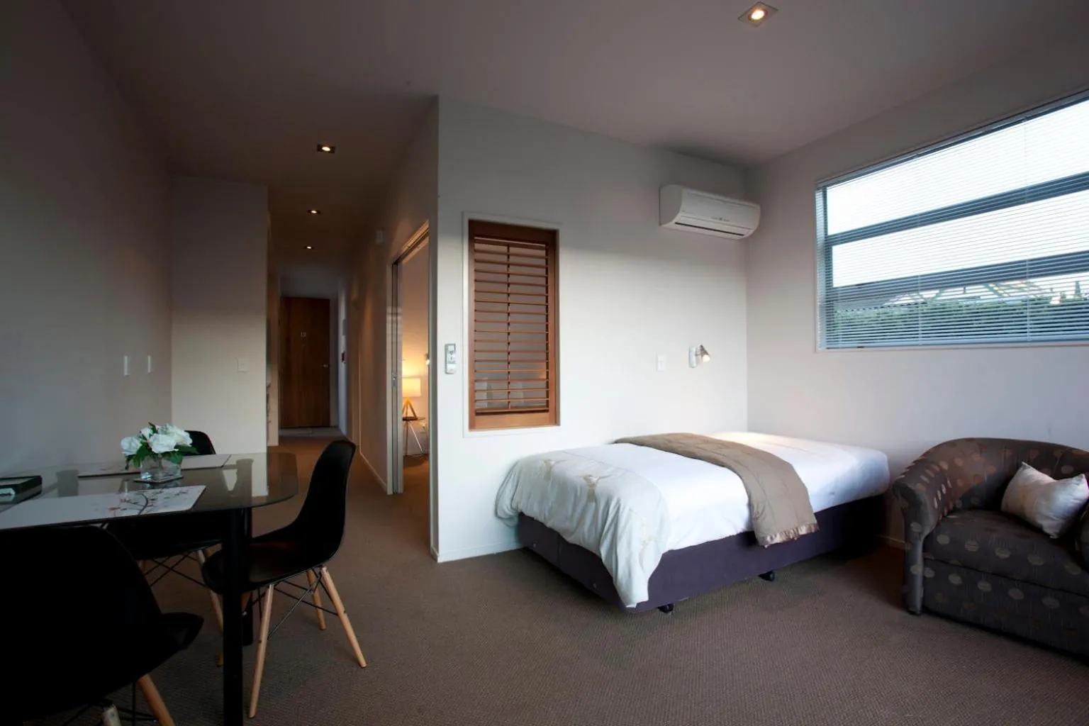 Bed in Broadway Motel & Miro Court Villas