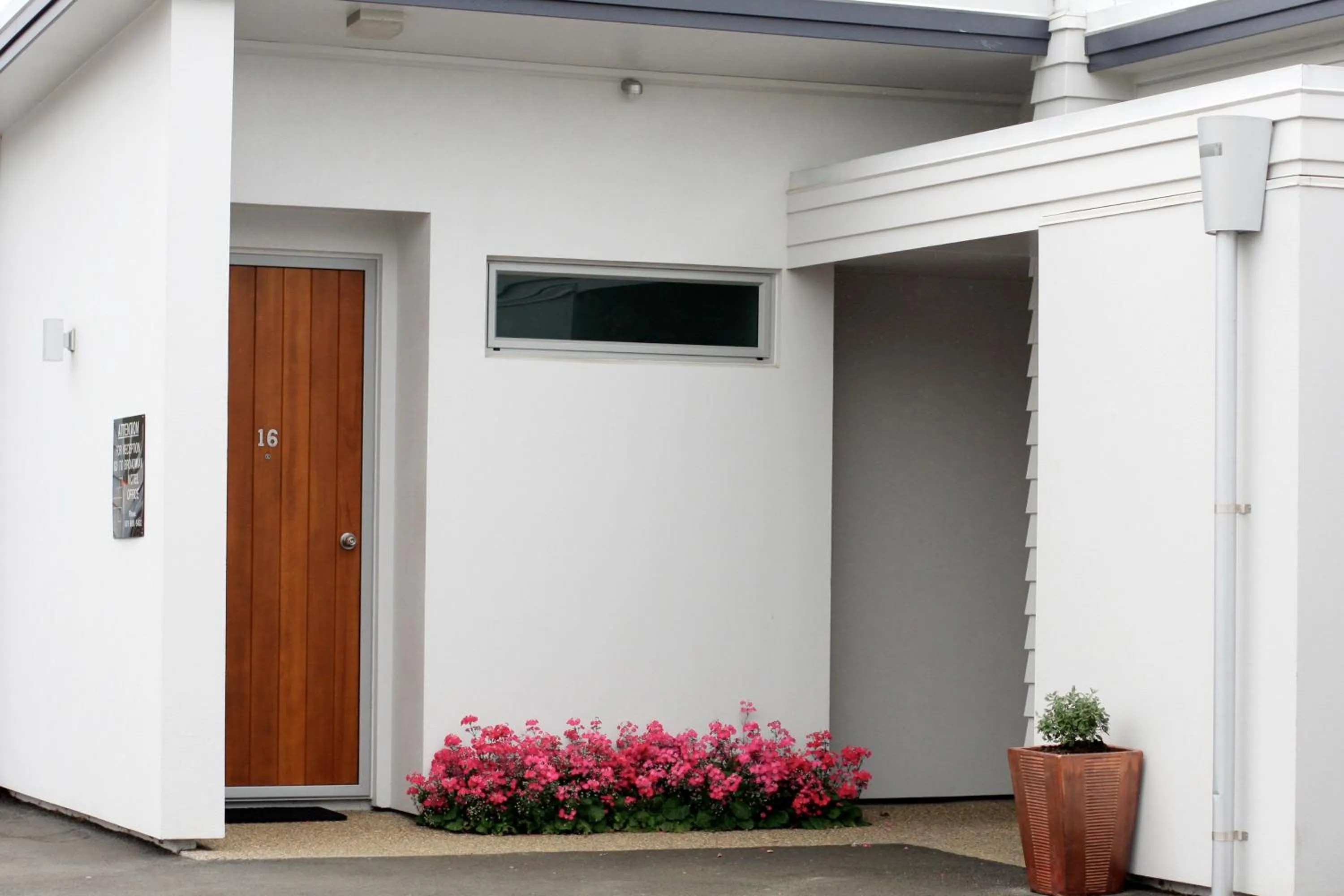 Facade/entrance in Broadway Motel & Miro Court Villas