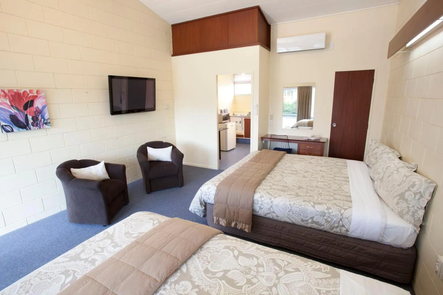 Day, Bed in Broadway Motel & Miro Court Villas