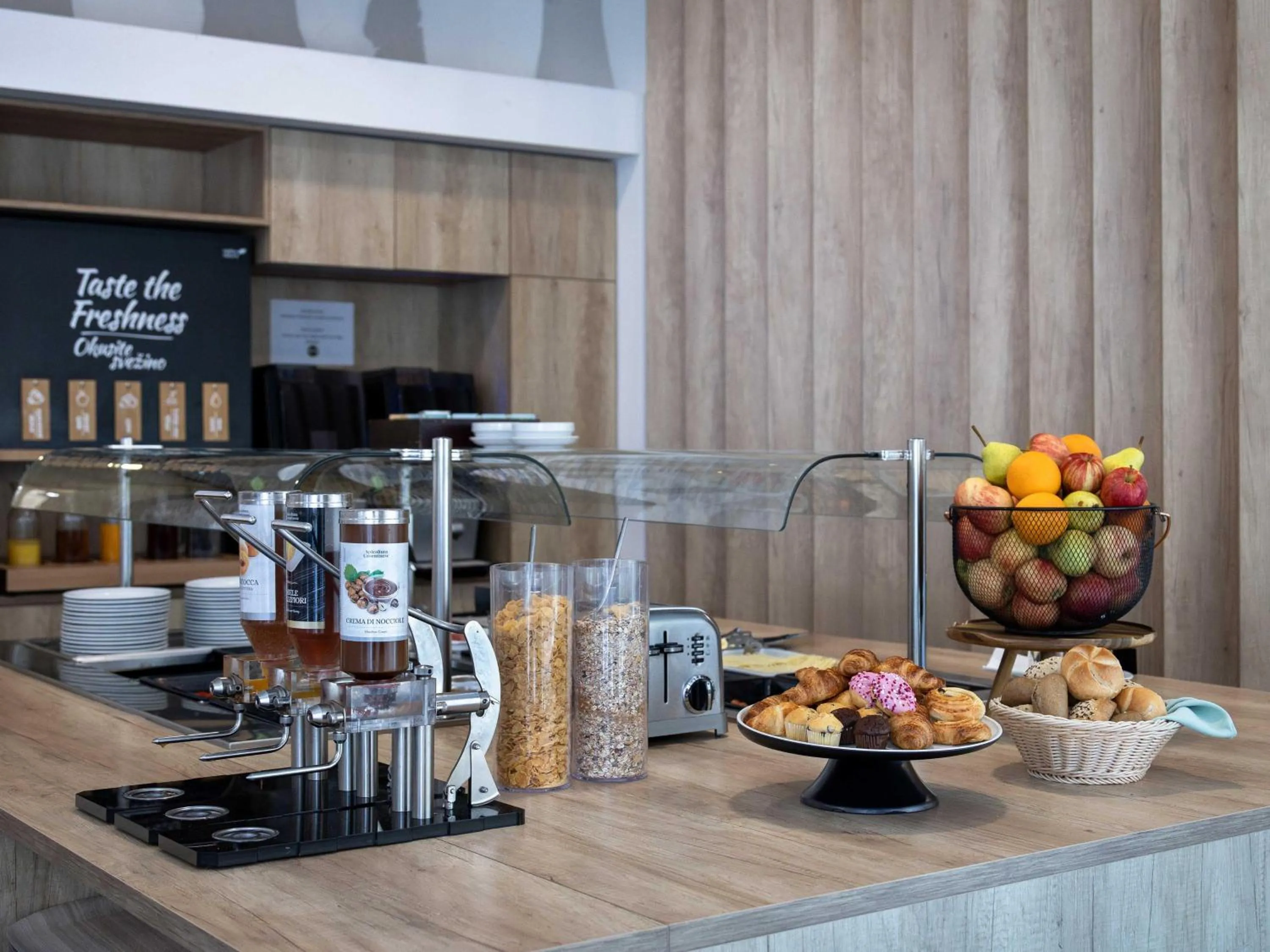 Restaurant/places to eat in B&B HOTEL Maribor Orel