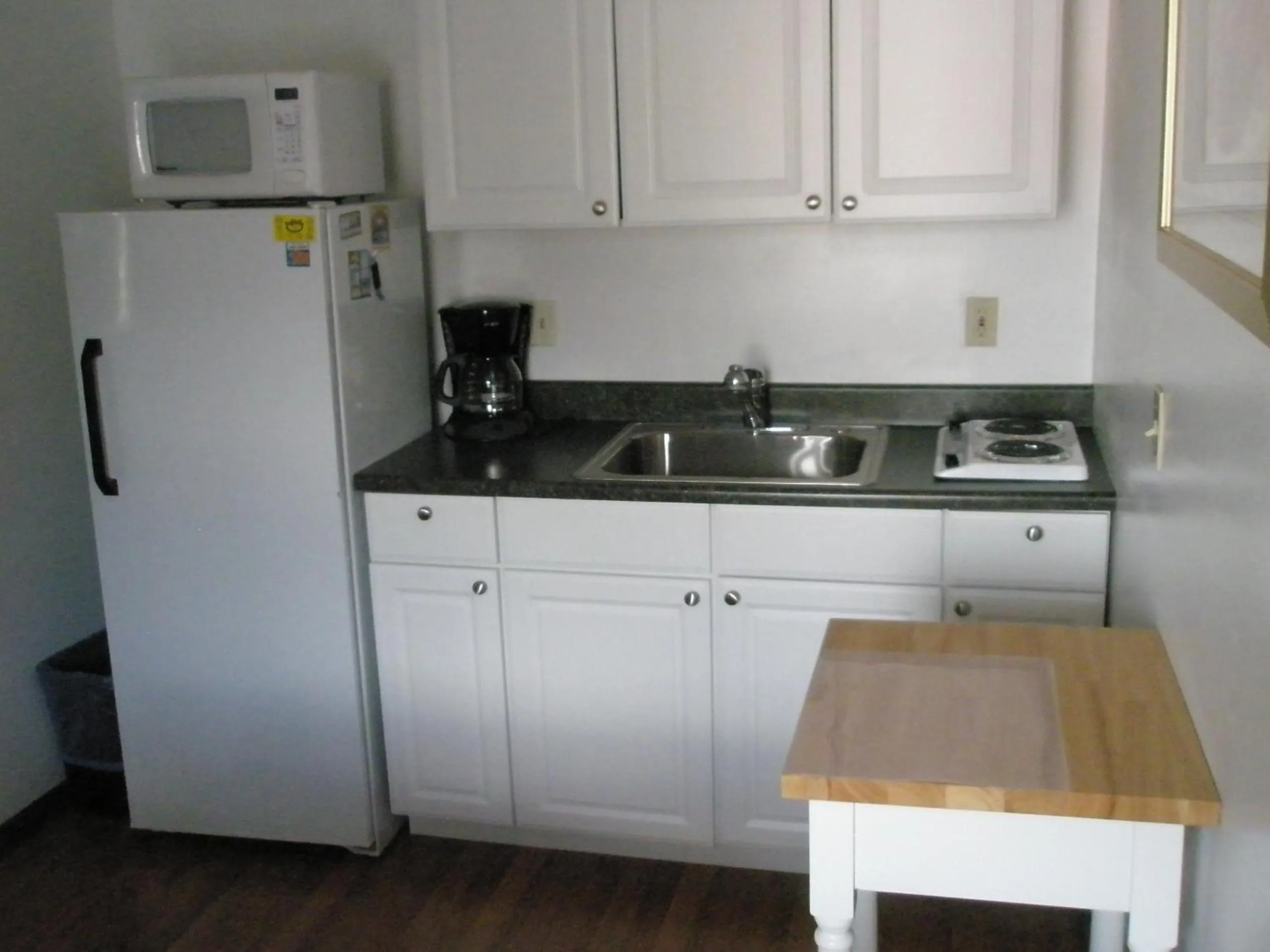 Kitchen or kitchenette in Mel Haven Motel