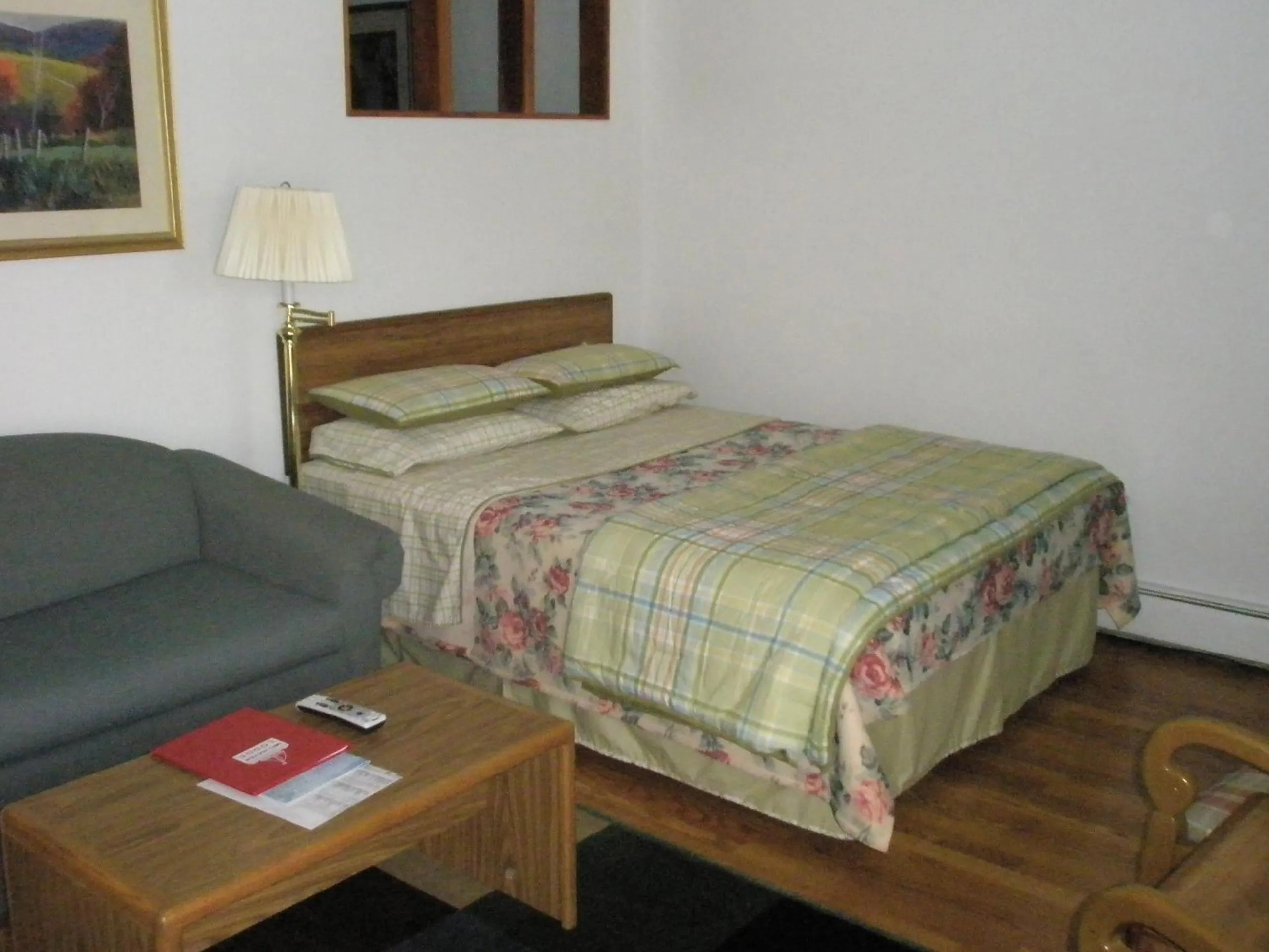 Photo of the whole room in Mel Haven Motel