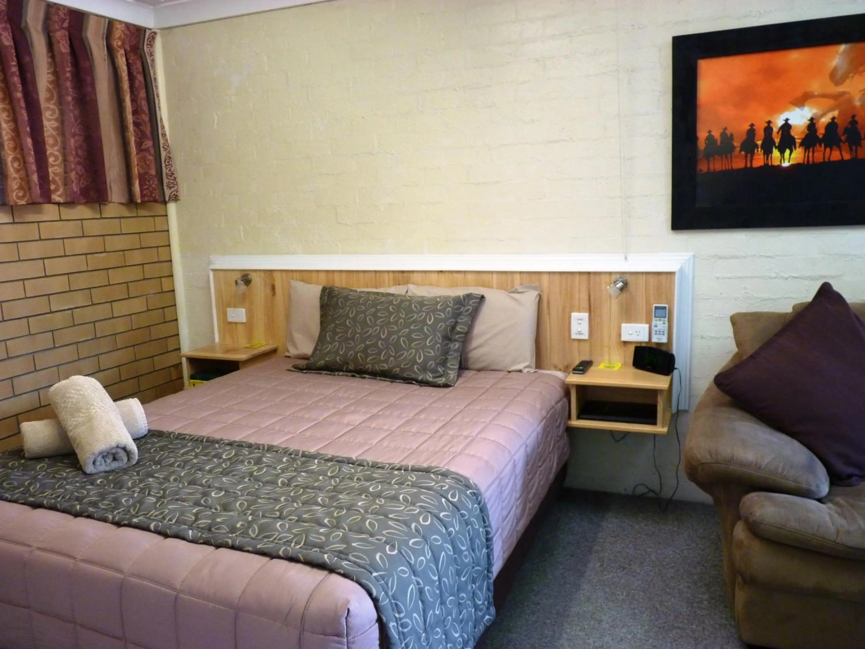 Bedroom, Bed in Winchester Motel