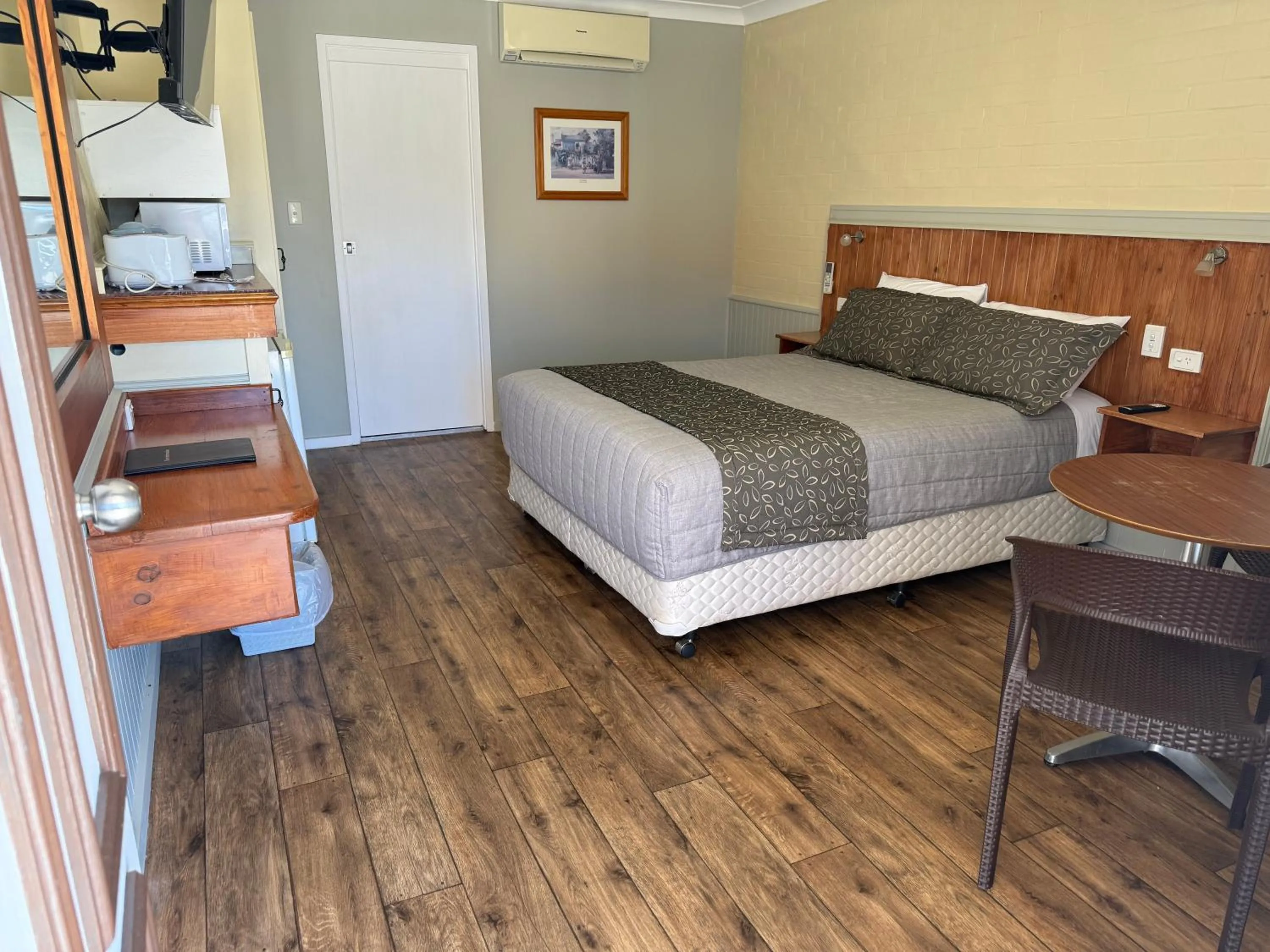 Bed in Winchester Motel