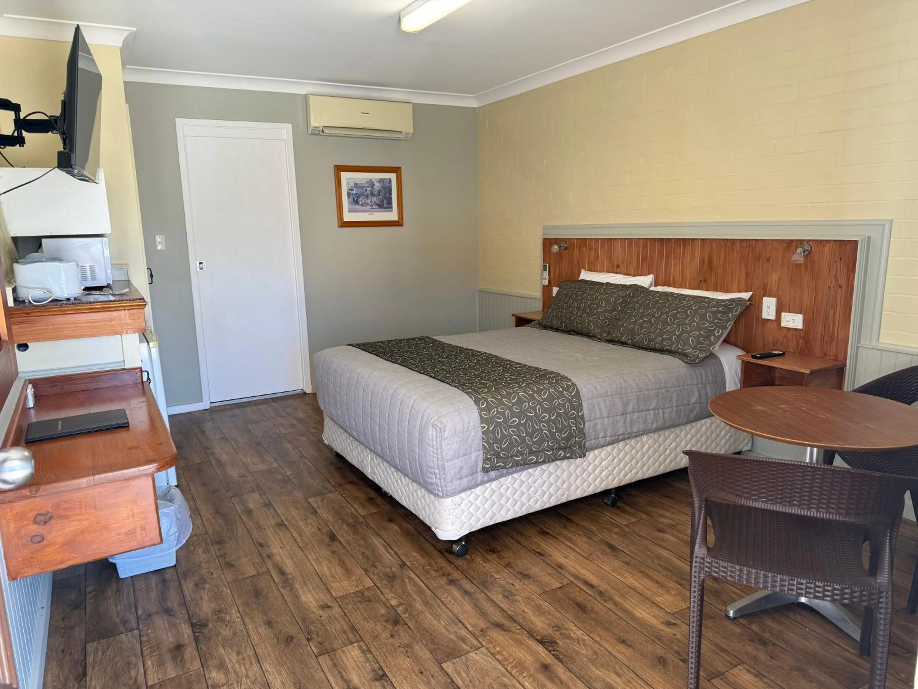 Bed in Winchester Motel