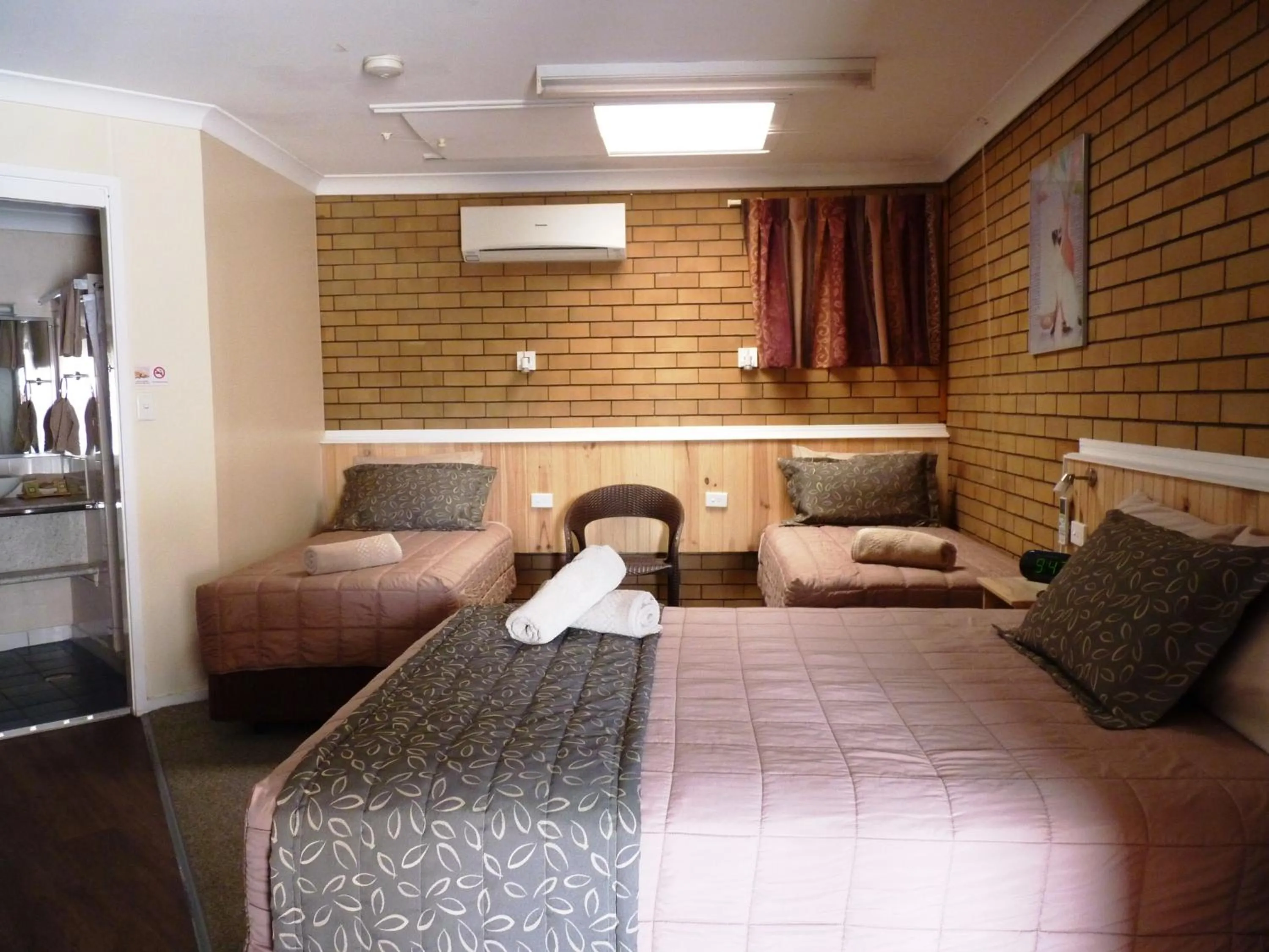 Bedroom, Bed in Winchester Motel