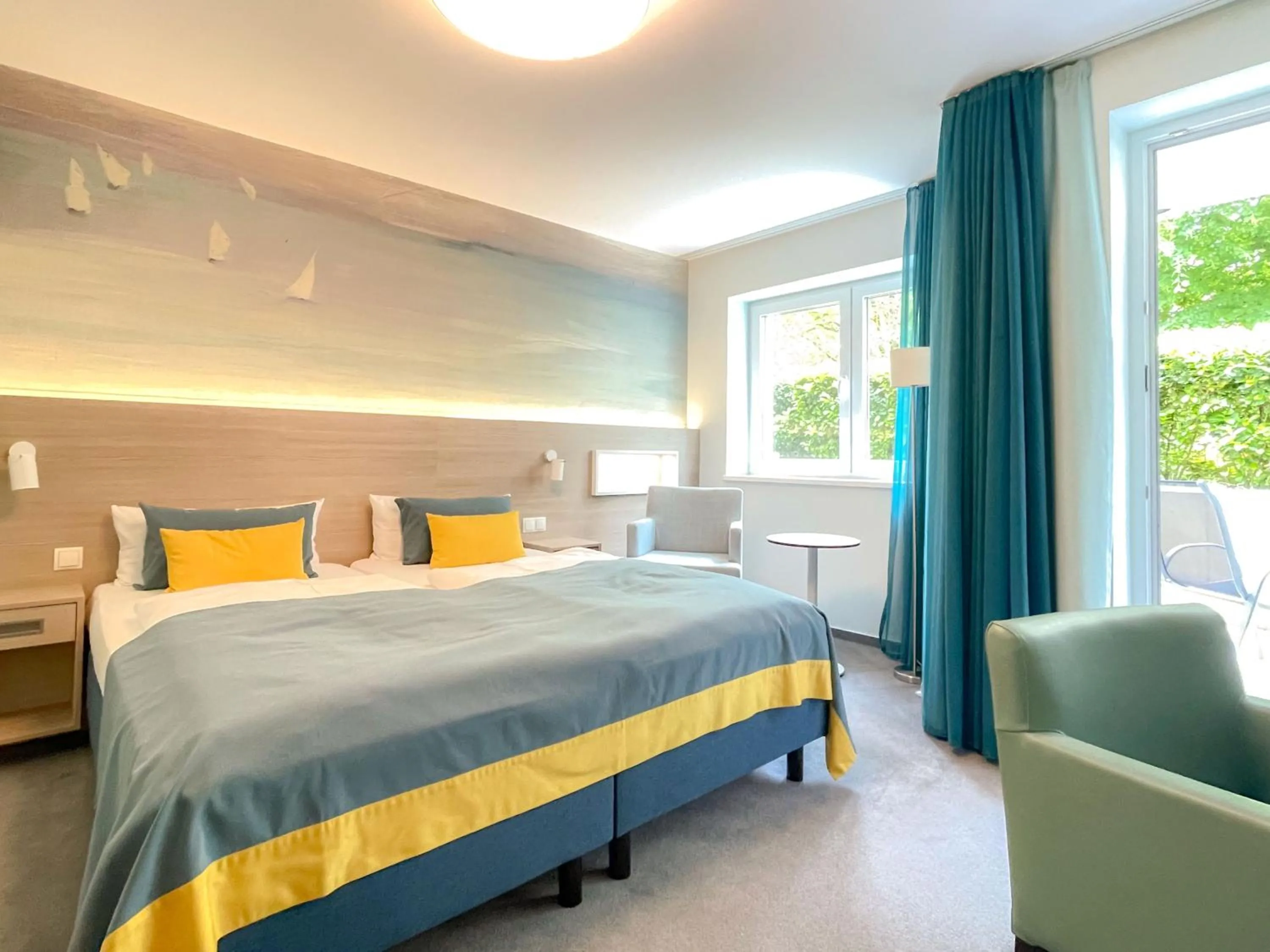 Photo of the whole room, Bed in Strandhotel Graal-Müritz