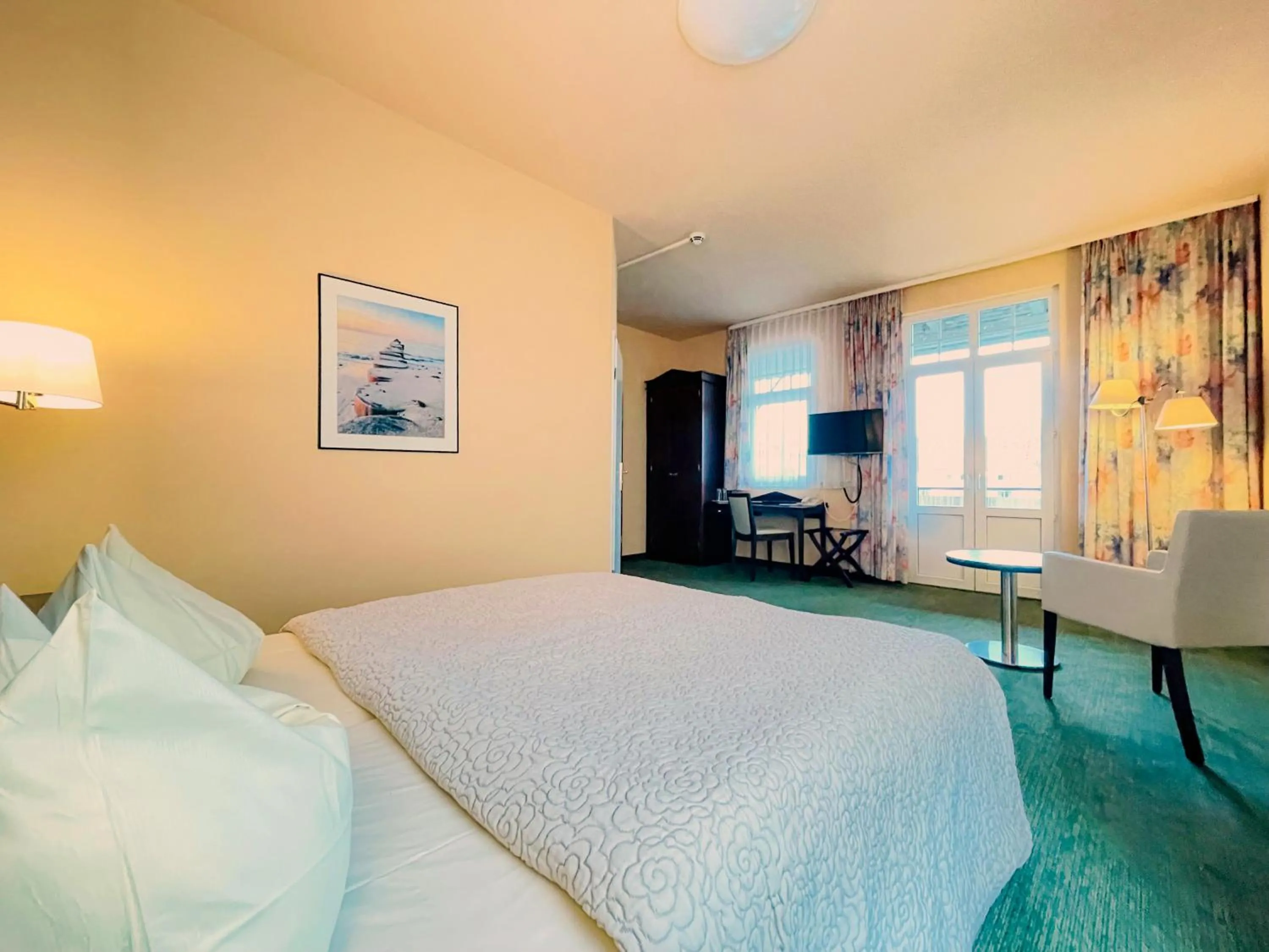 Photo of the whole room, Bed in Strandhotel Graal-Müritz