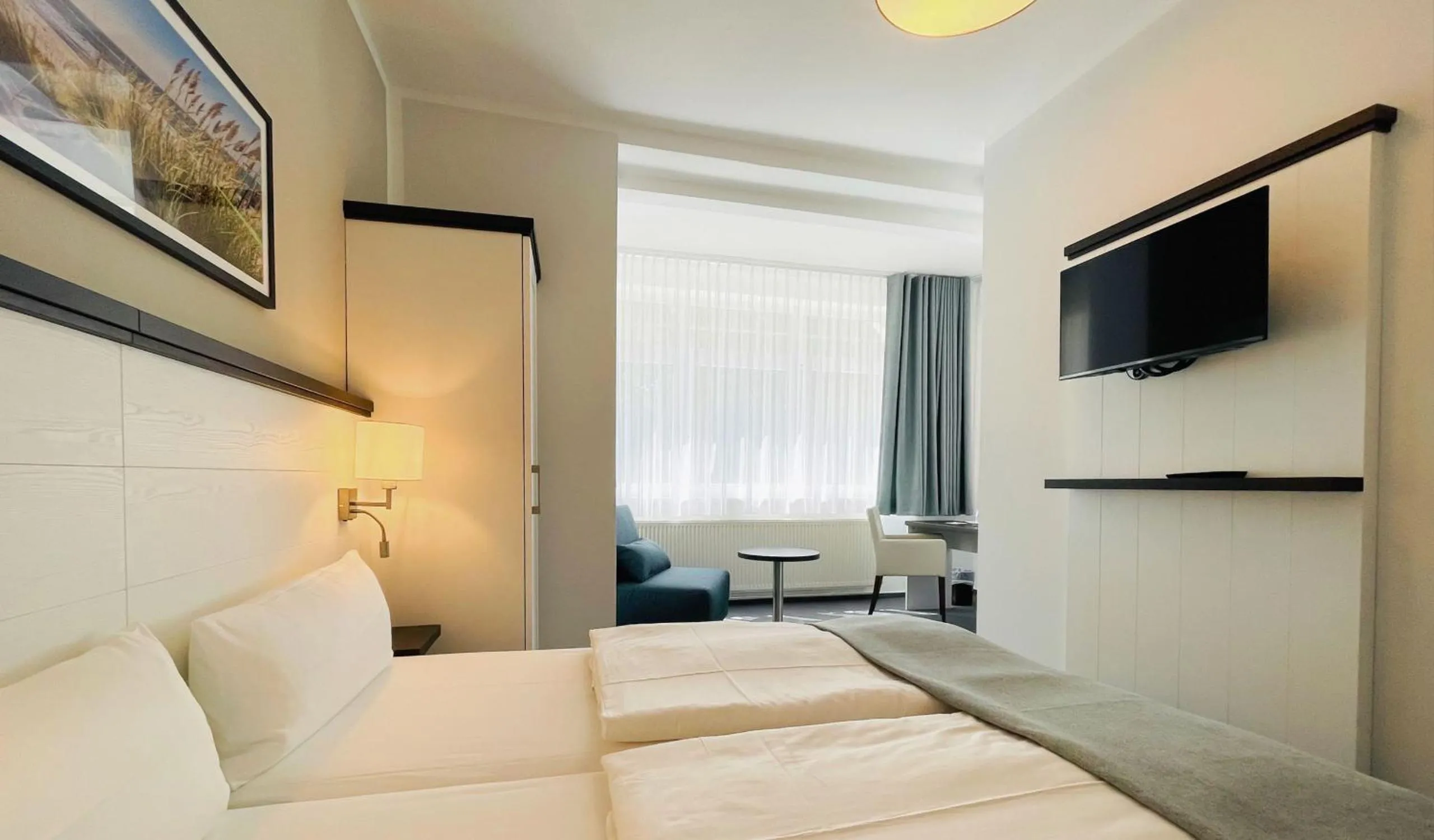 Photo of the whole room, Bed in Strandhotel Graal-Müritz