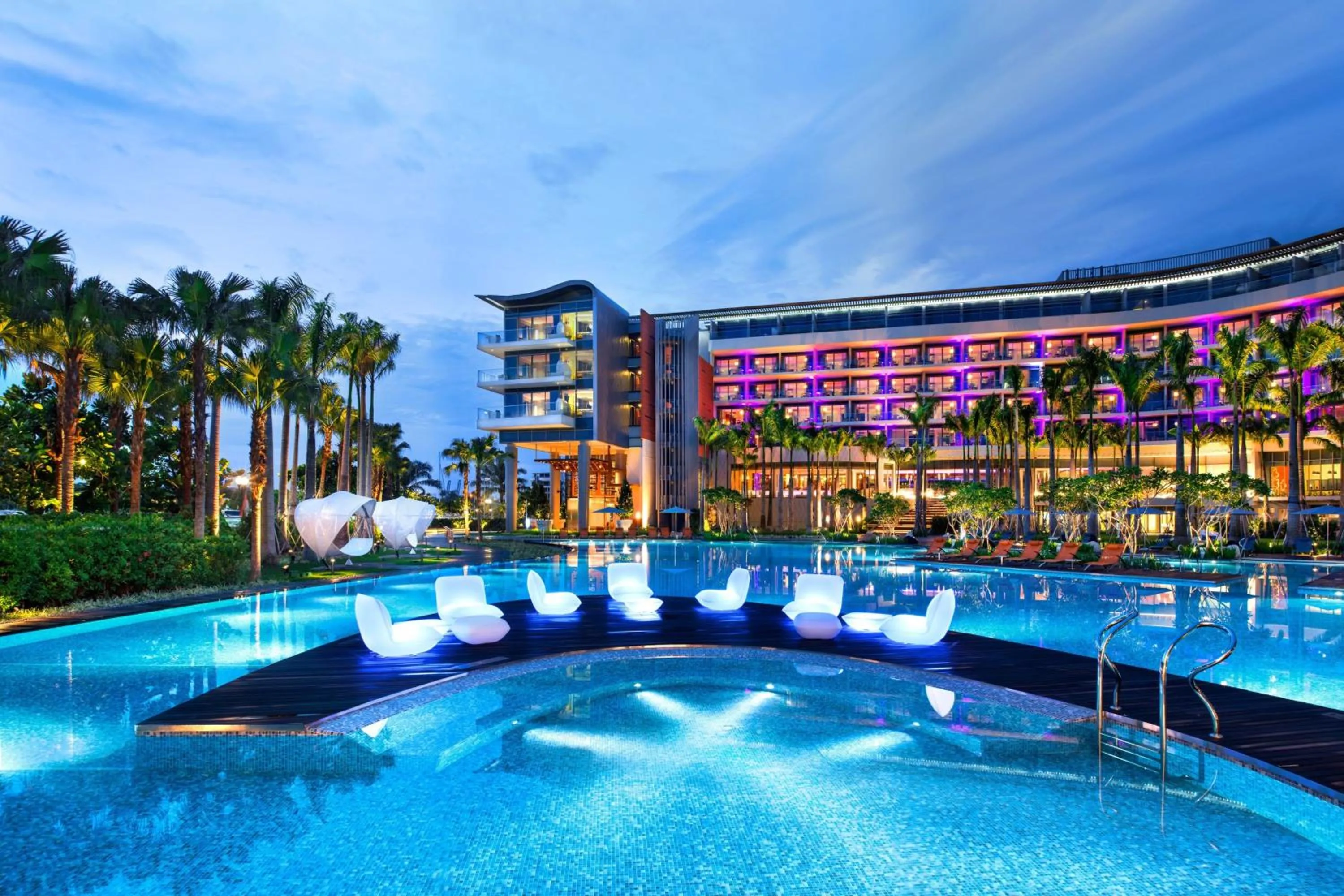 Swimming pool in W Singapore - Sentosa Cove, Newly Renovated