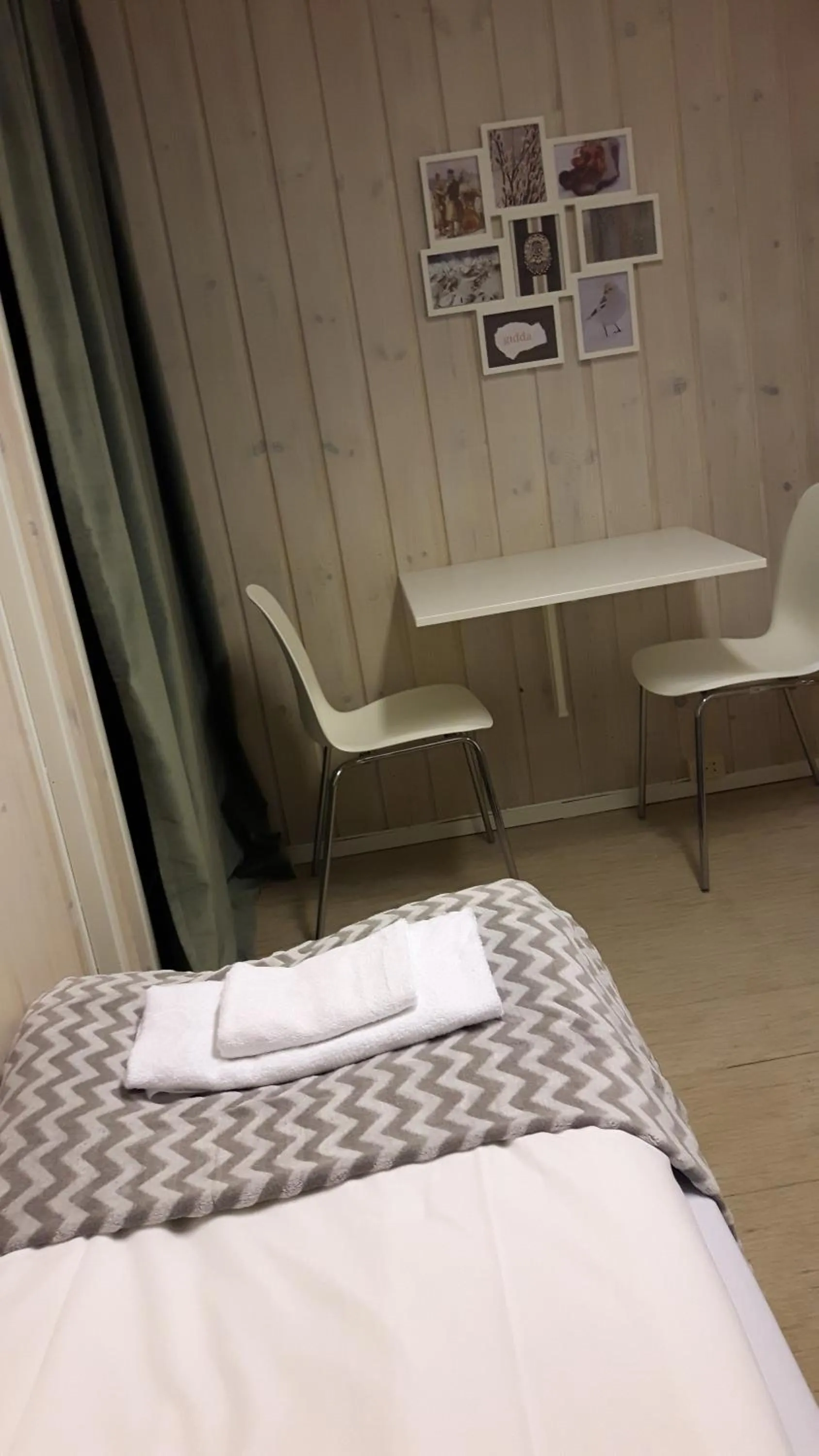 Seating area, Bed in Olderfjord Turistsenter