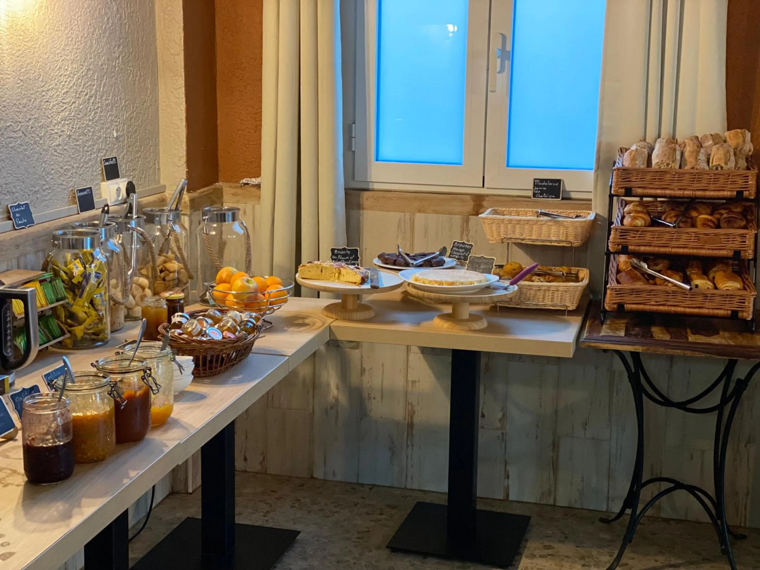 Buffet breakfast in Hôtel le Grillon