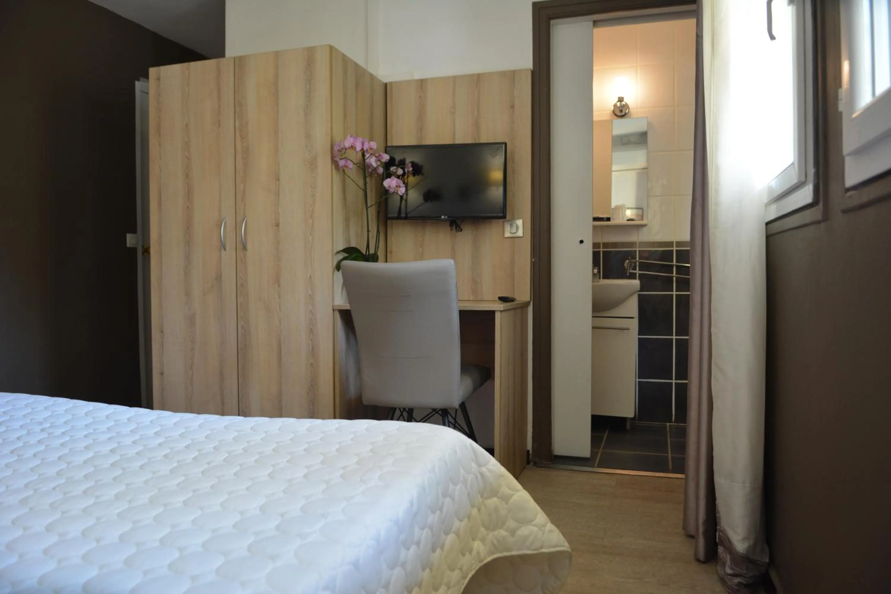 Bed in Hôtel le Grillon