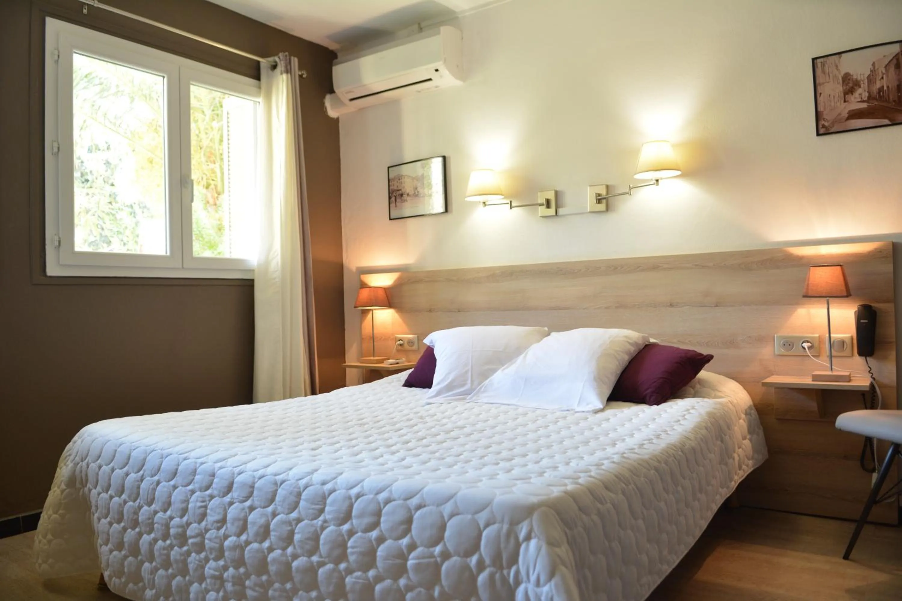 Bed in Hôtel le Grillon