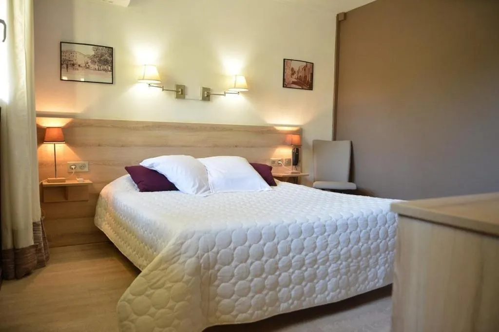 Bed in Hôtel le Grillon