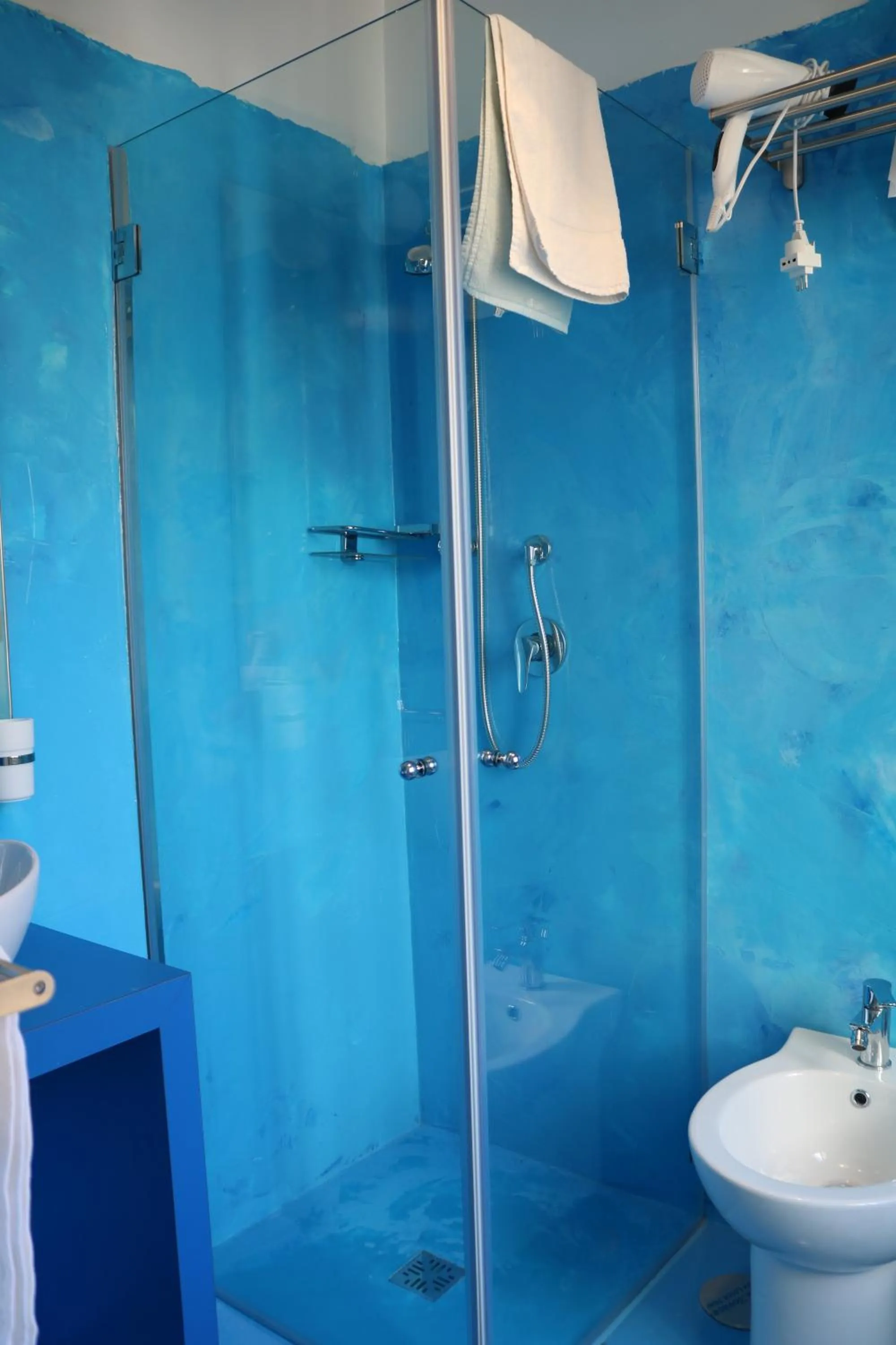 Shower in Neapolis City Life