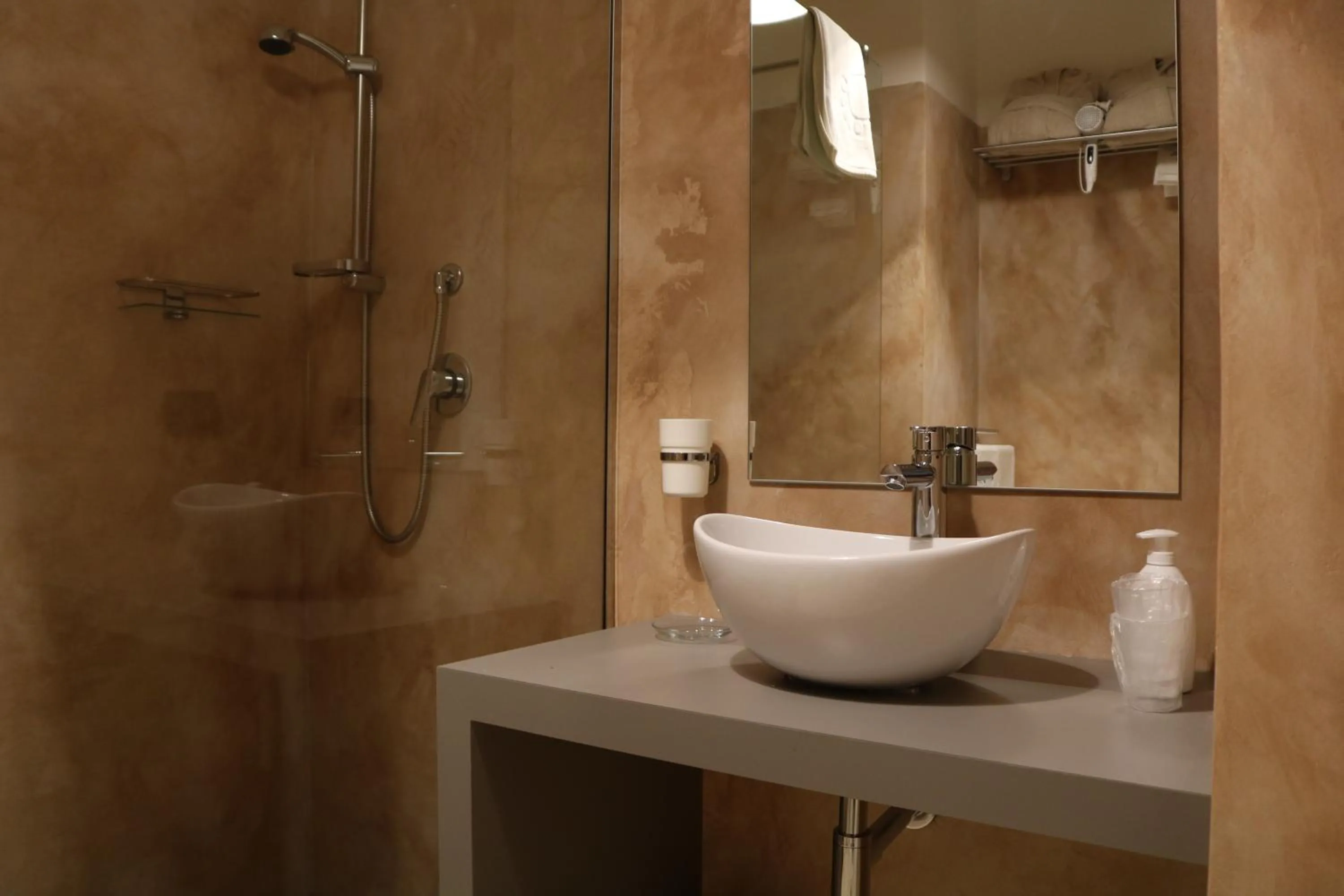 Shower in Neapolis City Life